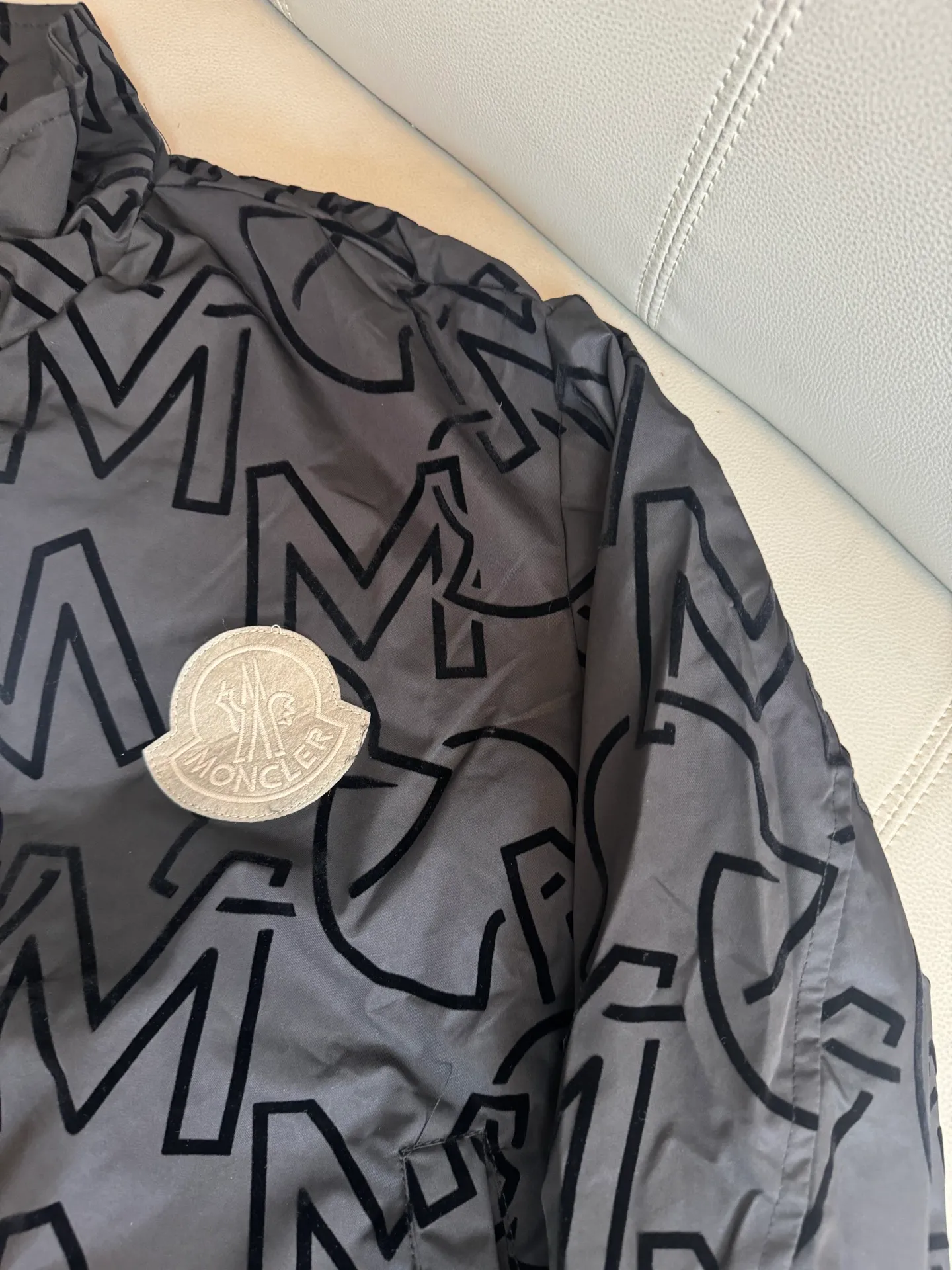 P270 MONCLER 2024 spring and autumn new flocked jacket. It is equipped with heavy-duty high-end three-dimensional thick version flocking LOGO printing technology. The design is unique and the workmanship is meticulous and perfect for high-end customization. Fabric: Made of 460g thickened cotton, 21S surface and 10S bottom 10S jacket custom fabric. The rib is 26/2 1*1 stretch rib. The fabric is dyed in the same vat. It feels very comfortable and the pattern design is avant-garde and fashionable! The double waistcoat method is adopted, the upper body is stylish, the upper body has a three-dimensional shape, the level of exquisite stitching, fine workmanship, and very texture! The same style as the Internet celebrity star ✔The same style as the official website: collar label, hang tag, wash mark, exclusive packaging bag, complete with three labels ➡Size: M L XL XXL ➡Color: black