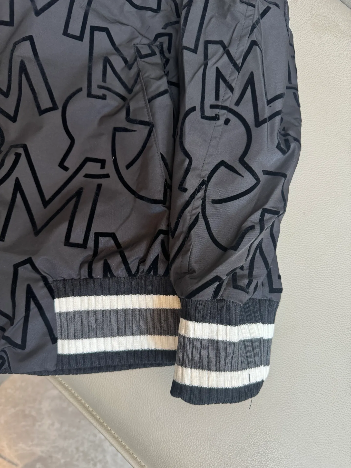 P270 MONCLER 2024 spring and autumn new flocked jacket. It is equipped with heavy-duty high-end three-dimensional thick version flocking LOGO printing technology. The design is unique and the workmanship is meticulous and perfect for high-end customization. Fabric: Made of 460g thickened cotton, 21S surface and 10S bottom 10S jacket custom fabric. The rib is 26/2 1*1 stretch rib. The fabric is dyed in the same vat. It feels very comfortable and the pattern design is avant-garde and fashionable! The double waistcoat method is adopted, the upper body is stylish, the upper body has a three-dimensional shape, the level of exquisite stitching, fine workmanship, and very texture! The same style as the Internet celebrity star ✔The same style as the official website: collar label, hang tag, wash mark, exclusive packaging bag, complete with three labels ➡Size: M L XL XXL ➡Color: black