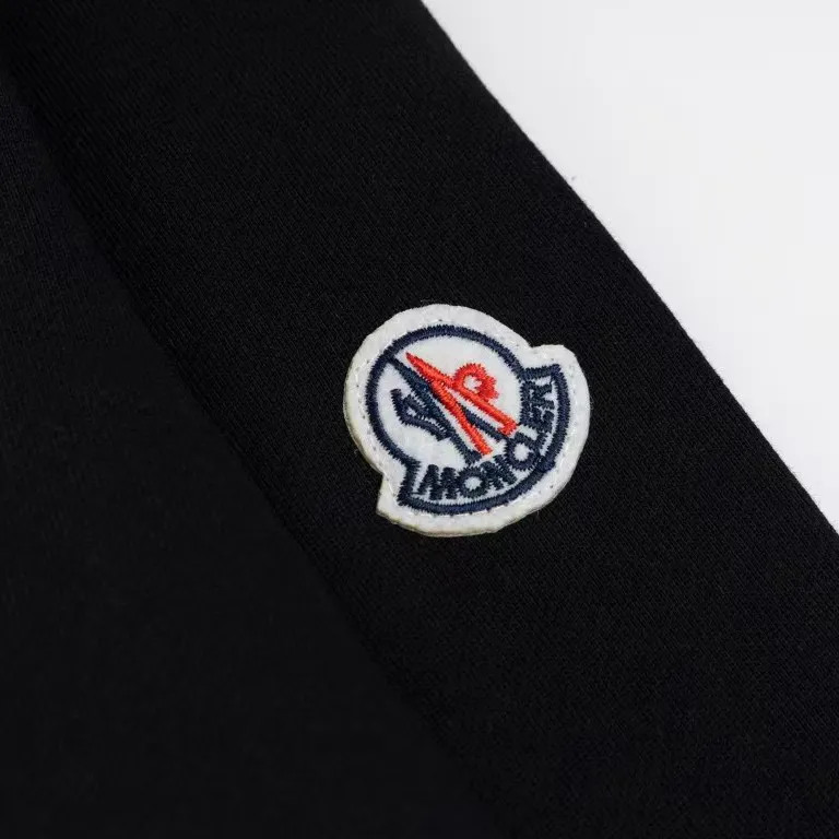 P240 Recommend the most popular Moncler masked 380g printed terry crew neck sweatshirt. Breathable pure cotton fabric. The texture is very soft and comfortable. No shrinkage, no deformation, no pilling). Original customized accessories. Collar label. Wash mark. Hang tag. Packaging (perfect details). Color: White. Black. Size: XS S M L.