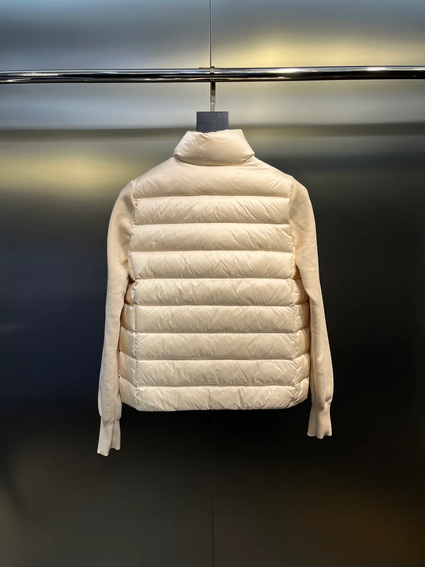 P560 MONCLER 🌟 The latest autumn and winter wool knitted splicing down stand-up collar short down jacket with national standard down filling. Light and comfortable, with built-in heating and warmth function. The sleeves are spliced ​​with merino wool for a comfortable and thick feel. Temperament stand-up collar zipper design. Minimalist luxury H version. Not picky about the upper body and super slim. Casual and versatile artifact. Italian elegance and high-end sense. Casual and atmospheric. Color: black, off-white, pink. Size: s m l