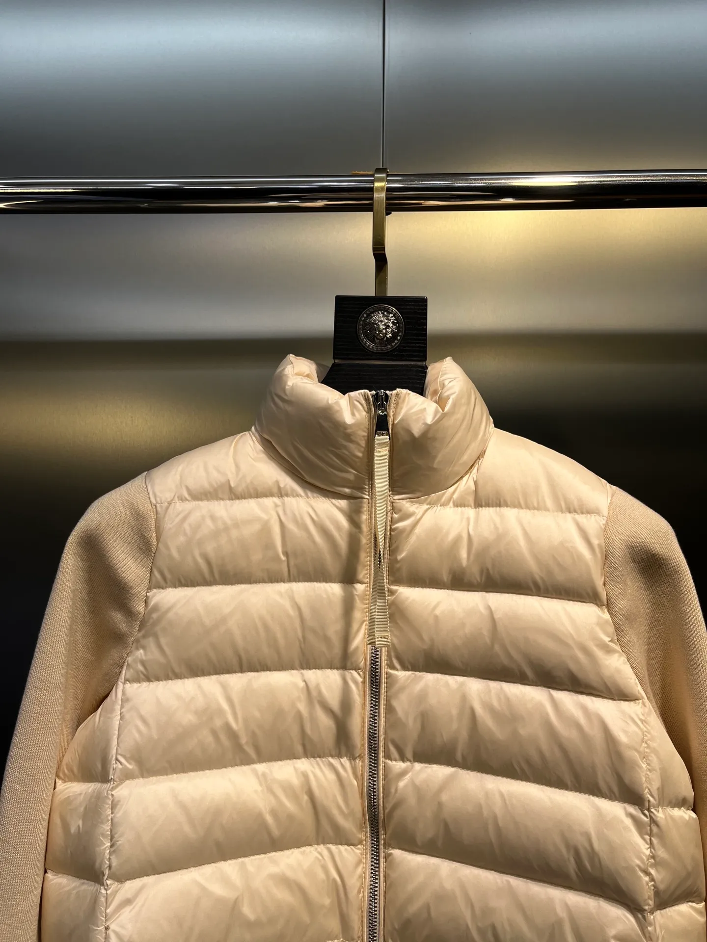 P560 MONCLER 🌟 The latest autumn and winter wool knitted splicing down stand-up collar short down jacket with national standard down filling. Light and comfortable, with built-in heating and warmth function. The sleeves are spliced ​​with merino wool for a comfortable and thick feel. Temperament stand-up collar zipper design. Minimalist luxury H version. Not picky about the upper body and super slim. Casual and versatile artifact. Italian elegance and high-end sense. Casual and atmospheric. Color: black, off-white, pink. Size: s m l