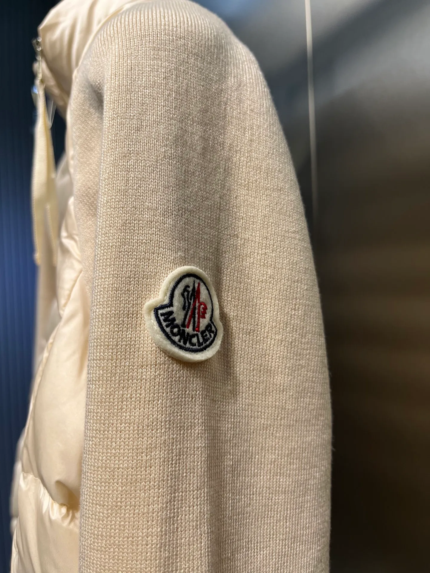 P560 MONCLER 🌟 The latest autumn and winter wool knitted splicing down stand-up collar short down jacket with national standard down filling. Light and comfortable, with built-in heating and warmth function. The sleeves are spliced ​​with merino wool for a comfortable and thick feel. Temperament stand-up collar zipper design. Minimalist luxury H version. Not picky about the upper body and super slim. Casual and versatile artifact. Italian elegance and high-end sense. Casual and atmospheric. Color: black, off-white, pink. Size: s m l