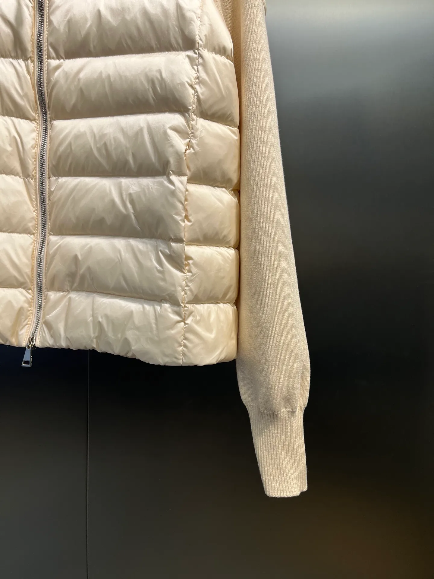 P560 MONCLER 🌟 The latest autumn and winter wool knitted splicing down stand-up collar short down jacket with national standard down filling. Light and comfortable, with built-in heating and warmth function. The sleeves are spliced ​​with merino wool for a comfortable and thick feel. Temperament stand-up collar zipper design. Minimalist luxury H version. Not picky about the upper body and super slim. Casual and versatile artifact. Italian elegance and high-end sense. Casual and atmospheric. Color: black, off-white, pink. Size: s m l