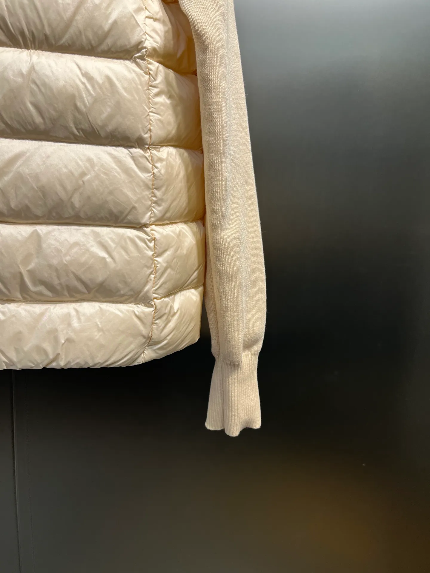 P560 MONCLER 🌟 The latest autumn and winter wool knitted splicing down stand-up collar short down jacket with national standard down filling. Light and comfortable, with built-in heating and warmth function. The sleeves are spliced ​​with merino wool for a comfortable and thick feel. Temperament stand-up collar zipper design. Minimalist luxury H version. Not picky about the upper body and super slim. Casual and versatile artifact. Italian elegance and high-end sense. Casual and atmospheric. Color: black, off-white, pink. Size: s m l