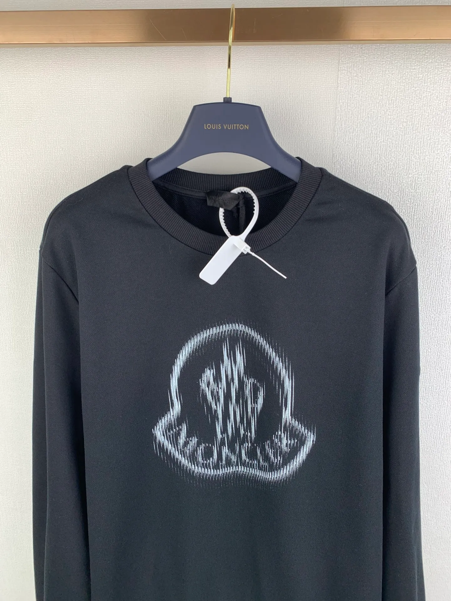 P350 MONCLER round neck pullover printed casual long-sleeved sweatshirt ●Authentic product purchased and developed by 3926. ●320g double-strand combed cotton sweatshirt material ●2*2 cotton luxury trendy rib ●Fabric enzyme wash ●Digital direct printing ●Customized 1:1 chapter ●Customized 1:1 trademark ●Fit version ●Size: S M L XL