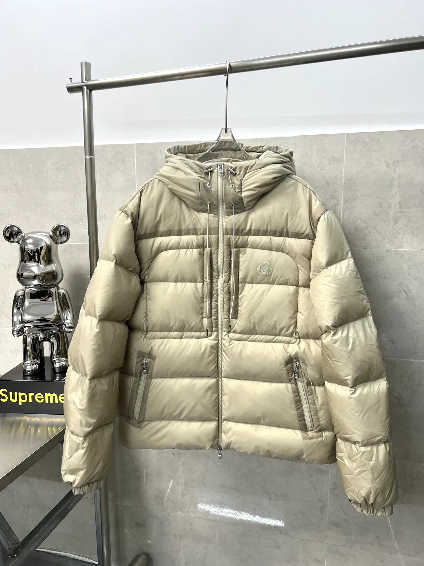 P980 Moncler new men's fashionable down jacket, light luxury fashion casual style, light, warm and soft! Low-key series, fashionable and versatile, just stylish! Hong Kong trade order model, a super fairy item Small hooded design, functional diagonal pockets on both sides, and high-quality original lacquer four-button buckles, which easily demonstrate brand recognition and super specifications and performance. The whole body is quilted with full horizontal lines and full of velvet, which is full of fluffiness and has excellent resilience. It has a perfect fit, fashionable and not bloated, and interprets the simple aesthetic style of the series. The upper body is light and warm, and has a perfect cold-proof effect! A high-street luxury product that combines appearance and performance at the same time. Color: black apricot Size: 12345