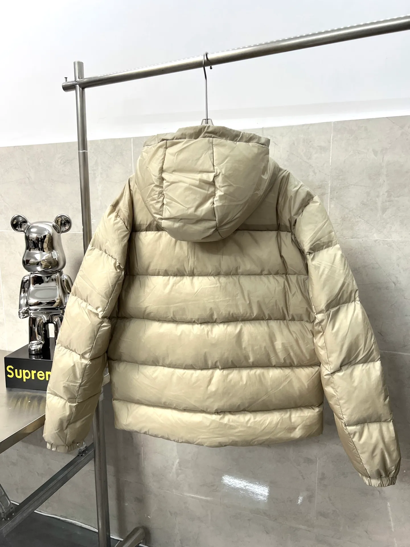 P980 Moncler new men's fashionable down jacket, light luxury fashion casual style, light, warm and soft! Low-key series, fashionable and versatile, just stylish! Hong Kong trade order model, a super fairy item Small hooded design, functional diagonal pockets on both sides, and high-quality original lacquer four-button buckles, which easily demonstrate brand recognition and super specifications and performance. The whole body is quilted with full horizontal lines and full of velvet, which is full of fluffiness and has excellent resilience. It has a perfect fit, fashionable and not bloated, and interprets the simple aesthetic style of the series. The upper body is light and warm, and has a perfect cold-proof effect! A high-street luxury product that combines appearance and performance at the same time. Color: black apricot Size: 12345