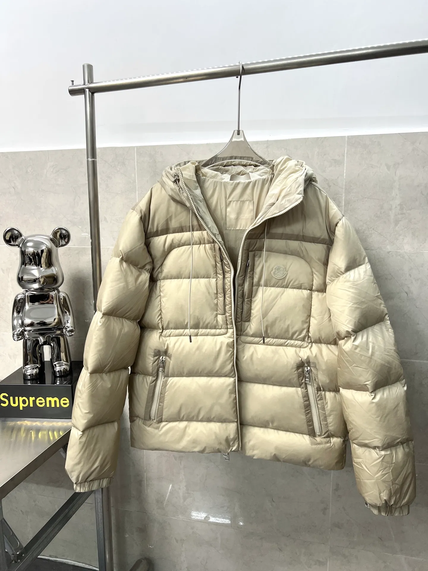 P980 Moncler new men's fashionable down jacket, light luxury fashion casual style, light, warm and soft! Low-key series, fashionable and versatile, just stylish! Hong Kong trade order model, a super fairy item Small hooded design, functional diagonal pockets on both sides, and high-quality original lacquer four-button buckles, which easily demonstrate brand recognition and super specifications and performance. The whole body is quilted with full horizontal lines and full of velvet, which is full of fluffiness and has excellent resilience. It has a perfect fit, fashionable and not bloated, and interprets the simple aesthetic style of the series. The upper body is light and warm, and has a perfect cold-proof effect! A high-street luxury product that combines appearance and performance at the same time. Color: black apricot Size: 12345