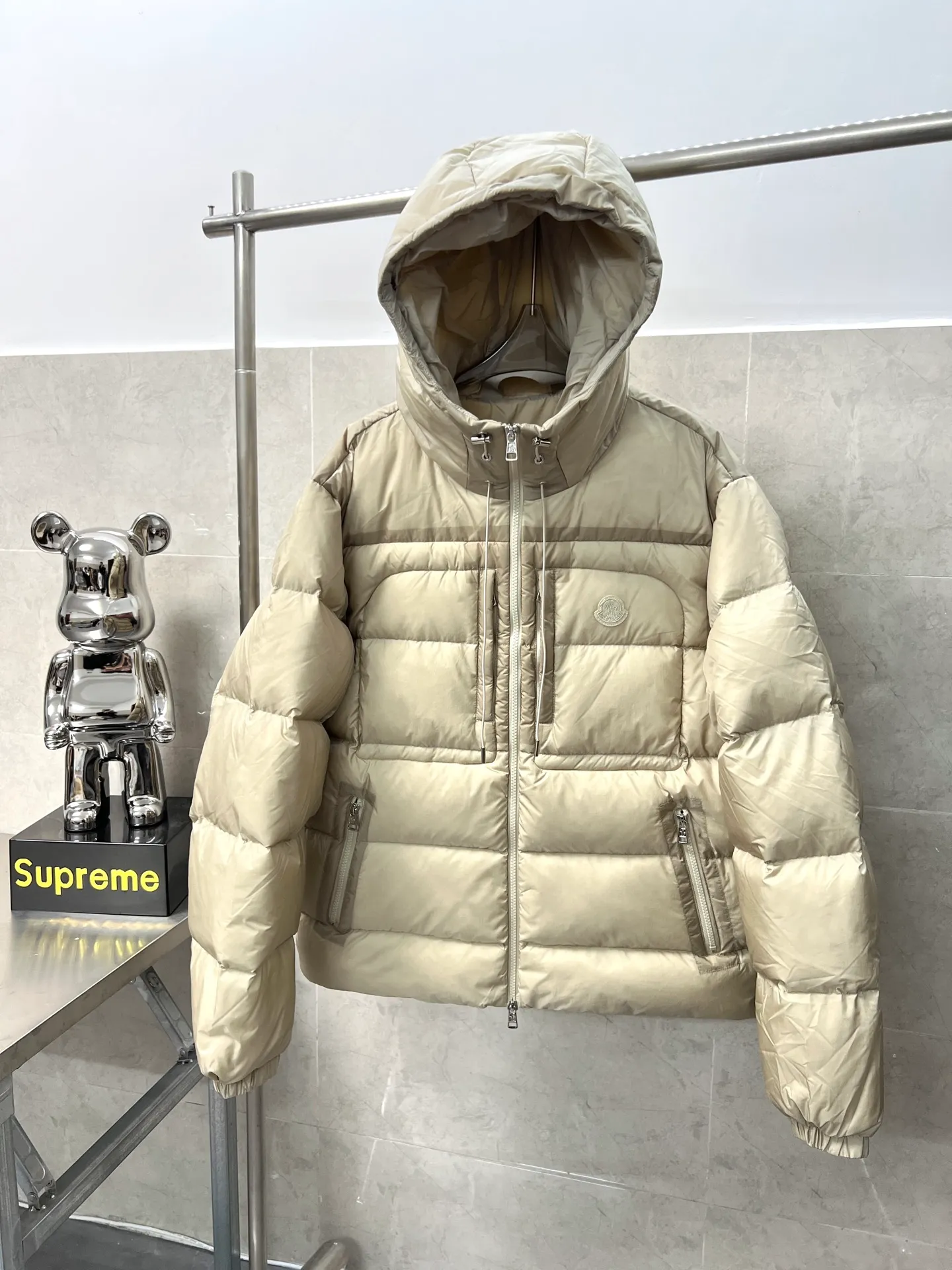 P980 Moncler new men's fashionable down jacket, light luxury fashion casual style, light, warm and soft! Low-key series, fashionable and versatile, just stylish! Hong Kong trade order model, a super fairy item Small hooded design, functional diagonal pockets on both sides, and high-quality original lacquer four-button buckles, which easily demonstrate brand recognition and super specifications and performance. The whole body is quilted with full horizontal lines and full of velvet, which is full of fluffiness and has excellent resilience. It has a perfect fit, fashionable and not bloated, and interprets the simple aesthetic style of the series. The upper body is light and warm, and has a perfect cold-proof effect! A high-street luxury product that combines appearance and performance at the same time. Color: black apricot Size: 12345