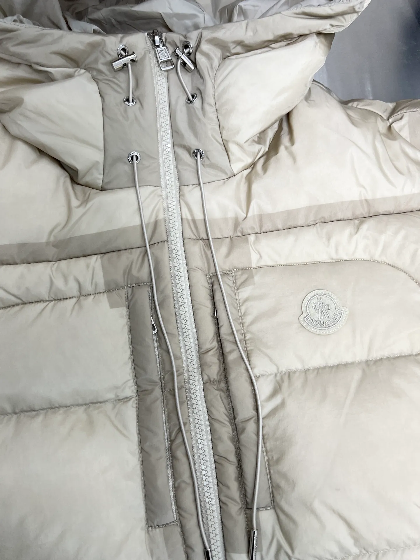 P980 Moncler new men's fashionable down jacket, light luxury fashion casual style, light, warm and soft! Low-key series, fashionable and versatile, just stylish! Hong Kong trade order model, a super fairy item Small hooded design, functional diagonal pockets on both sides, and high-quality original lacquer four-button buckles, which easily demonstrate brand recognition and super specifications and performance. The whole body is quilted with full horizontal lines and full of velvet, which is full of fluffiness and has excellent resilience. It has a perfect fit, fashionable and not bloated, and interprets the simple aesthetic style of the series. The upper body is light and warm, and has a perfect cold-proof effect! A high-street luxury product that combines appearance and performance at the same time. Color: black apricot Size: 12345
