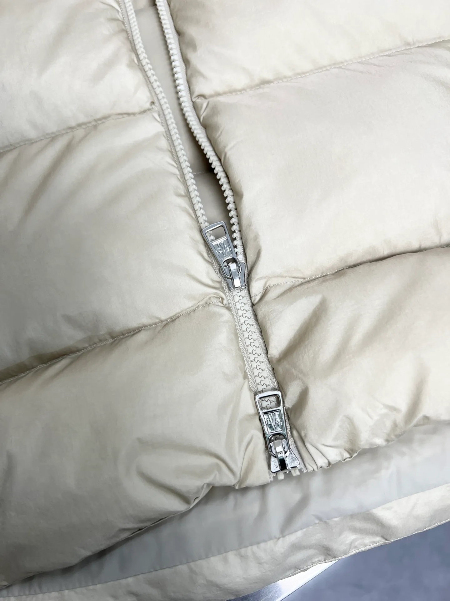 P980 Moncler new men's fashionable down jacket, light luxury fashion casual style, light, warm and soft! Low-key series, fashionable and versatile, just stylish! Hong Kong trade order model, a super fairy item Small hooded design, functional diagonal pockets on both sides, and high-quality original lacquer four-button buckles, which easily demonstrate brand recognition and super specifications and performance. The whole body is quilted with full horizontal lines and full of velvet, which is full of fluffiness and has excellent resilience. It has a perfect fit, fashionable and not bloated, and interprets the simple aesthetic style of the series. The upper body is light and warm, and has a perfect cold-proof effect! A high-street luxury product that combines appearance and performance at the same time. Color: black apricot Size: 12345