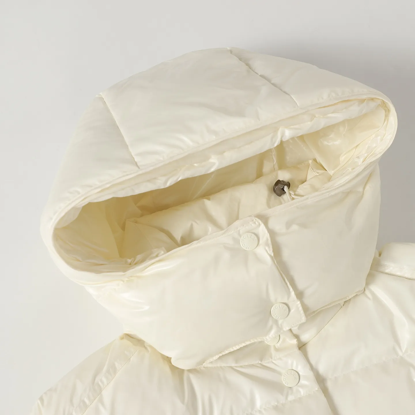 P860 MONCLER/Mongolian winter new women's long hooded counters are on sale at the same time🛒 Cavettaz long down adheres to the series' crisp graphic aesthetics and has square and rectangular quilting. It is made of lacquered nylon to highlight the brand's continuous efforts to reduce environmental impact. The down filling capacity is more than 400g🥳Thick and high fluffy Color: black white Code number: 1/2/3/4
