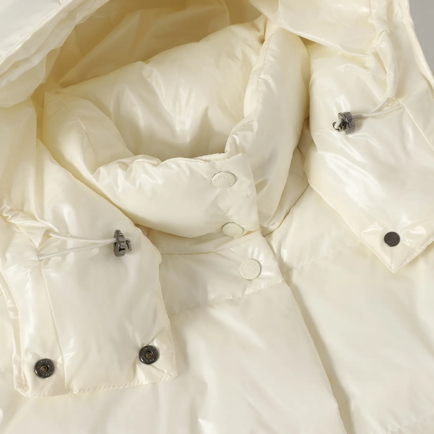 P860 MONCLER/Mongolian winter new women's long hooded counters are on sale at the same time🛒 Cavettaz long down adheres to the series' crisp graphic aesthetics and has square and rectangular quilting. It is made of lacquered nylon to highlight the brand's continuous efforts to reduce environmental impact. The down filling capacity is more than 400g🥳Thick and high fluffy Color: black white Code number: 1/2/3/4