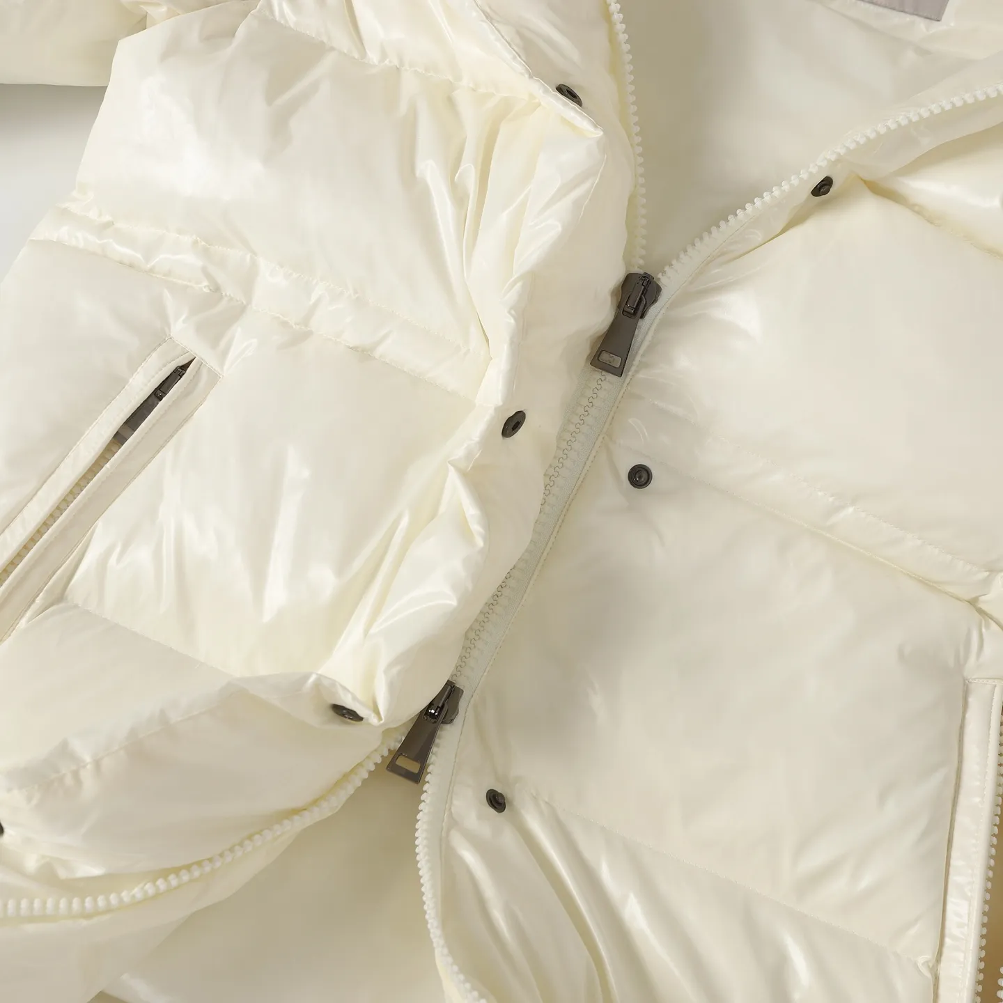 P860 MONCLER/Mongolian winter new women's long hooded counters are on sale at the same time🛒 Cavettaz long down adheres to the series' crisp graphic aesthetics and has square and rectangular quilting. It is made of lacquered nylon to highlight the brand's continuous efforts to reduce environmental impact. The down filling capacity is more than 400g🥳Thick and high fluffy Color: black white Code number: 1/2/3/4