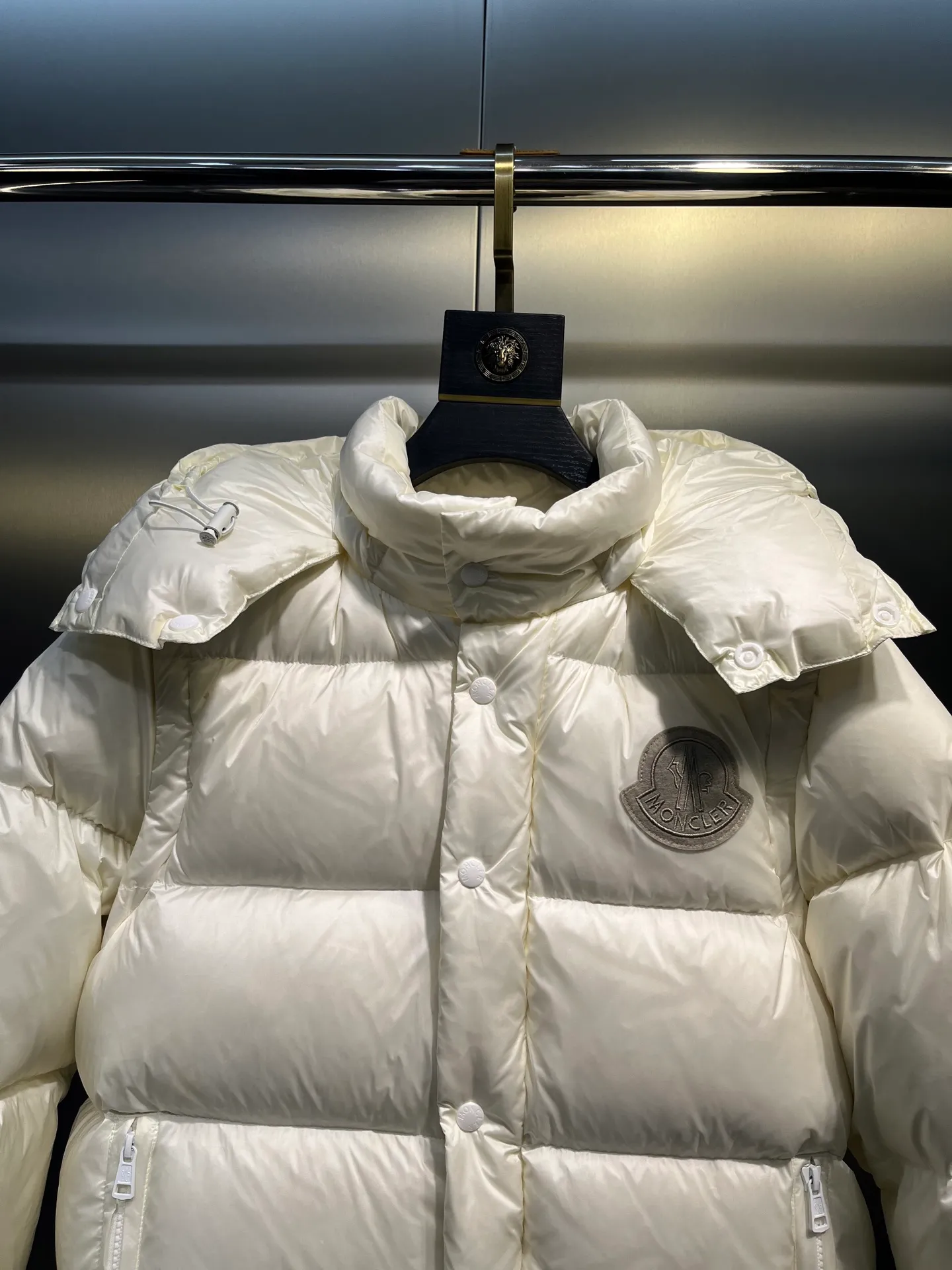 P820 ​​𝗠𝗼𝗻𝗰𝗹𝗲𝗿 Moncler A super popular model that you can’t buy in winter, it speaks for itself with its strength, a veteran-level model. This series is known for its fluffy bread style and glossy effect. It is the most popular series in the classic main line of the M family. You can basically buy it at the counter and from the official website! Promise me to buy it soon! Just needed series! ! Don’t wait until winter when it’s hard to get one size: 12345