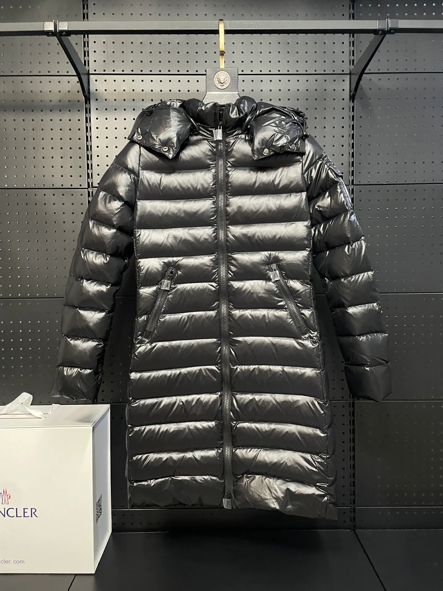 P900 𝗠𝗼𝗻𝗰𝗹𝗲𝗿 𝗠𝗼𝗸𝗮/Moncler long waist down jacket "Yang Mi, Li Bingbing, Shu Qi" same style long down jacket Best-selling style, a style favored by celebrities, with a waist cut and a long style with a hood. It is still popular after so many years. It is basically hard to find it at the counter or through official purchases‼ ️ What attracts you is not only the style, fabric, and tailoring, but also its uniqueness. It is light weight, warm, slightly slim-fitting, produced in the original factory, and there is no doubt about the workmanship‼ ️ 1⃣️The fabric of this piece must be talked about! The customer provides high-end polyester fiber fabric, pearl black technical fabric, velvet-proof, soft, thick and tough, good hand feel, and has certain windproof and waterproof functions. It can be said that this is rarely seen in down jacket fabrics in the past. I believe you will fall in love with it once you get it. 2⃣️ Carefully inspected 90 white goose down filling, the ready-made garment is full and light. 3⃣️Mid-length slim fit, the length is about above and below the knee, hooded design, hairless collar, hood🉑️removable! 4⃣️The front placket adopts a two-way zipper opening and closing, and the hardware is provided by the customer, which is smooth and non-stuck. There are side pockets on the left and right sides for convenient and safe storage. 5⃣️The arms are equipped with classic felt POLO logo pockets, which can be used to store items without looking monotonous.  Size:1-5