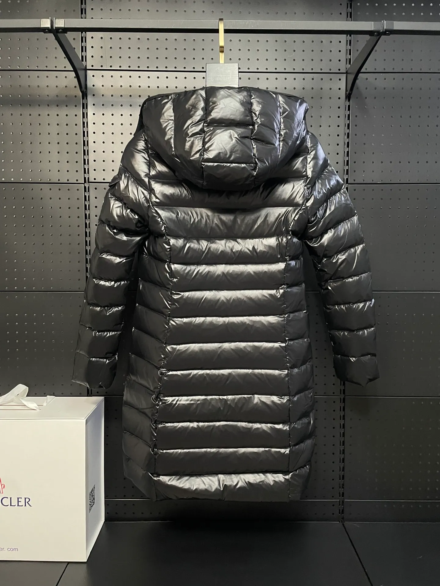 P900 𝗠𝗼𝗻𝗰𝗹𝗲𝗿 𝗠𝗼𝗸𝗮/Moncler long waist down jacket "Yang Mi, Li Bingbing, Shu Qi" same style long down jacket Best-selling style, a style favored by celebrities, with a waist cut and a long style with a hood. It is still popular after so many years. It is basically hard to find it at the counter or through official purchases‼ ️ What attracts you is not only the style, fabric, and tailoring, but also its uniqueness. It is light weight, warm, slightly slim-fitting, produced in the original factory, and there is no doubt about the workmanship‼ ️ 1⃣️The fabric of this piece must be talked about! The customer provides high-end polyester fiber fabric, pearl black technical fabric, velvet-proof, soft, thick and tough, good hand feel, and has certain windproof and waterproof functions. It can be said that this is rarely seen in down jacket fabrics in the past. I believe you will fall in love with it once you get it. 2⃣️ Carefully inspected 90 white goose down filling, the ready-made garment is full and light. 3⃣️Mid-length slim fit, the length is about above and below the knee, hooded design, hairless collar, hood🉑️removable! 4⃣️The front placket adopts a two-way zipper opening and closing, and the hardware is provided by the customer, which is smooth and non-stuck. There are side pockets on the left and right sides for convenient and safe storage. 5⃣️The arms are equipped with classic felt POLO logo pockets, which can be used to store items without looking monotonous.  Size:1-5