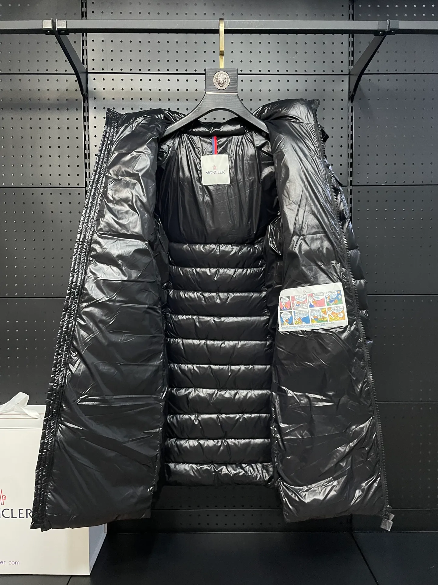 P900 𝗠𝗼𝗻𝗰𝗹𝗲𝗿 𝗠𝗼𝗸𝗮/Moncler long waist down jacket "Yang Mi, Li Bingbing, Shu Qi" same style long down jacket Best-selling style, a style favored by celebrities, with a waist cut and a long style with a hood. It is still popular after so many years. It is basically hard to find it at the counter or through official purchases‼ ️ What attracts you is not only the style, fabric, and tailoring, but also its uniqueness. It is light weight, warm, slightly slim-fitting, produced in the original factory, and there is no doubt about the workmanship‼ ️ 1⃣️The fabric of this piece must be talked about! The customer provides high-end polyester fiber fabric, pearl black technical fabric, velvet-proof, soft, thick and tough, good hand feel, and has certain windproof and waterproof functions. It can be said that this is rarely seen in down jacket fabrics in the past. I believe you will fall in love with it once you get it. 2⃣️ Carefully inspected 90 white goose down filling, the ready-made garment is full and light. 3⃣️Mid-length slim fit, the length is about above and below the knee, hooded design, hairless collar, hood🉑️removable! 4⃣️The front placket adopts a two-way zipper opening and closing, and the hardware is provided by the customer, which is smooth and non-stuck. There are side pockets on the left and right sides for convenient and safe storage. 5⃣️The arms are equipped with classic felt POLO logo pockets, which can be used to store items without looking monotonous.  Size:1-5
