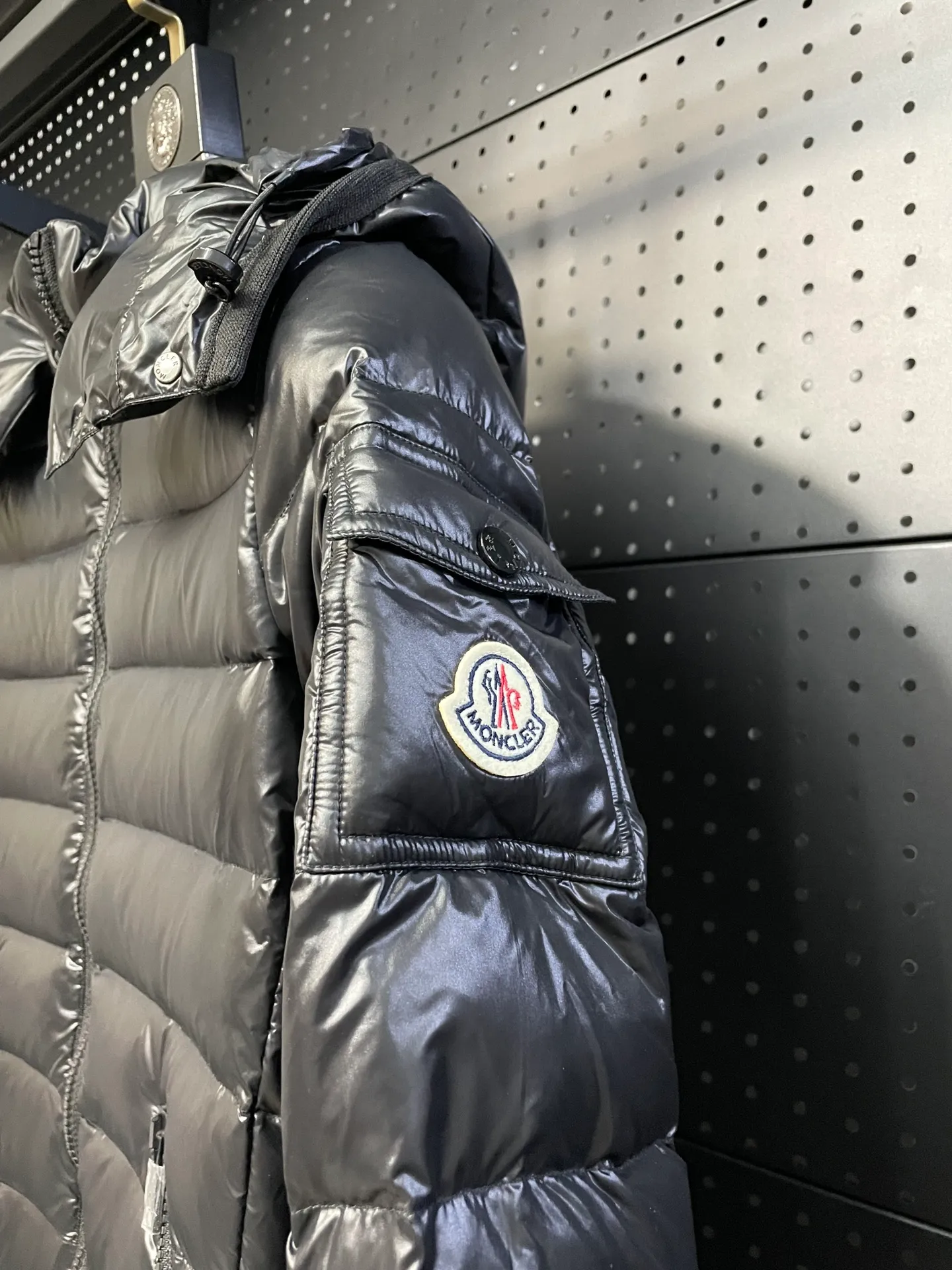 P900 𝗠𝗼𝗻𝗰𝗹𝗲𝗿 𝗠𝗼𝗸𝗮/Moncler long waist down jacket "Yang Mi, Li Bingbing, Shu Qi" same style long down jacket Best-selling style, a style favored by celebrities, with a waist cut and a long style with a hood. It is still popular after so many years. It is basically hard to find it at the counter or through official purchases‼ ️ What attracts you is not only the style, fabric, and tailoring, but also its uniqueness. It is light weight, warm, slightly slim-fitting, produced in the original factory, and there is no doubt about the workmanship‼ ️ 1⃣️The fabric of this piece must be talked about! The customer provides high-end polyester fiber fabric, pearl black technical fabric, velvet-proof, soft, thick and tough, good hand feel, and has certain windproof and waterproof functions. It can be said that this is rarely seen in down jacket fabrics in the past. I believe you will fall in love with it once you get it. 2⃣️ Carefully inspected 90 white goose down filling, the ready-made garment is full and light. 3⃣️Mid-length slim fit, the length is about above and below the knee, hooded design, hairless collar, hood🉑️removable! 4⃣️The front placket adopts a two-way zipper opening and closing, and the hardware is provided by the customer, which is smooth and non-stuck. There are side pockets on the left and right sides for convenient and safe storage. 5⃣️The arms are equipped with classic felt POLO logo pockets, which can be used to store items without looking monotonous.  Size:1-5