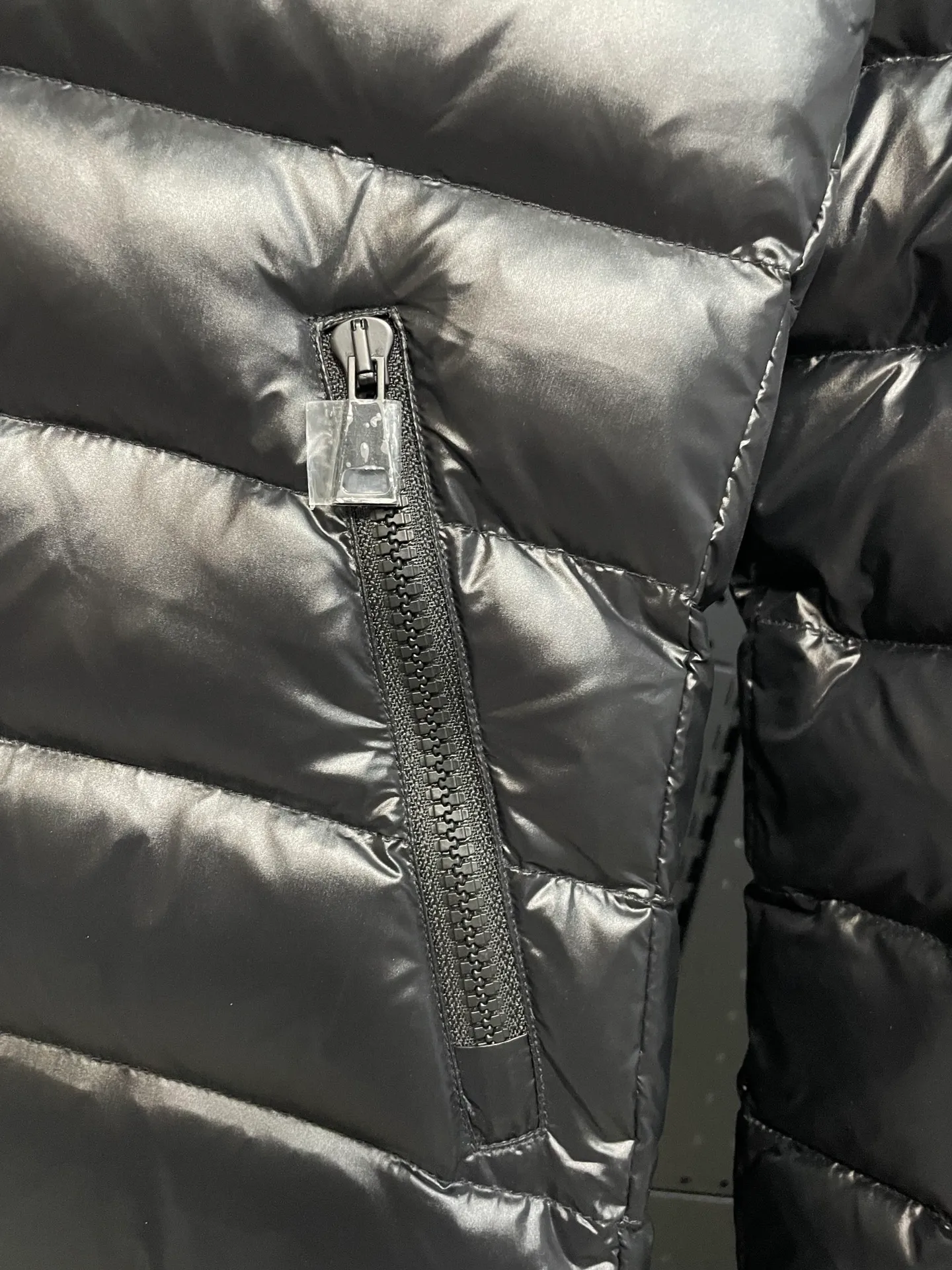 P900 𝗠𝗼𝗻𝗰𝗹𝗲𝗿 𝗠𝗼𝗸𝗮/Moncler long waist down jacket "Yang Mi, Li Bingbing, Shu Qi" same style long down jacket Best-selling style, a style favored by celebrities, with a waist cut and a long style with a hood. It is still popular after so many years. It is basically hard to find it at the counter or through official purchases‼ ️ What attracts you is not only the style, fabric, and tailoring, but also its uniqueness. It is light weight, warm, slightly slim-fitting, produced in the original factory, and there is no doubt about the workmanship‼ ️ 1⃣️The fabric of this piece must be talked about! The customer provides high-end polyester fiber fabric, pearl black technical fabric, velvet-proof, soft, thick and tough, good hand feel, and has certain windproof and waterproof functions. It can be said that this is rarely seen in down jacket fabrics in the past. I believe you will fall in love with it once you get it. 2⃣️ Carefully inspected 90 white goose down filling, the ready-made garment is full and light. 3⃣️Mid-length slim fit, the length is about above and below the knee, hooded design, hairless collar, hood🉑️removable! 4⃣️The front placket adopts a two-way zipper opening and closing, and the hardware is provided by the customer, which is smooth and non-stuck. There are side pockets on the left and right sides for convenient and safe storage. 5⃣️The arms are equipped with classic felt POLO logo pockets, which can be used to store items without looking monotonous.  Size:1-5