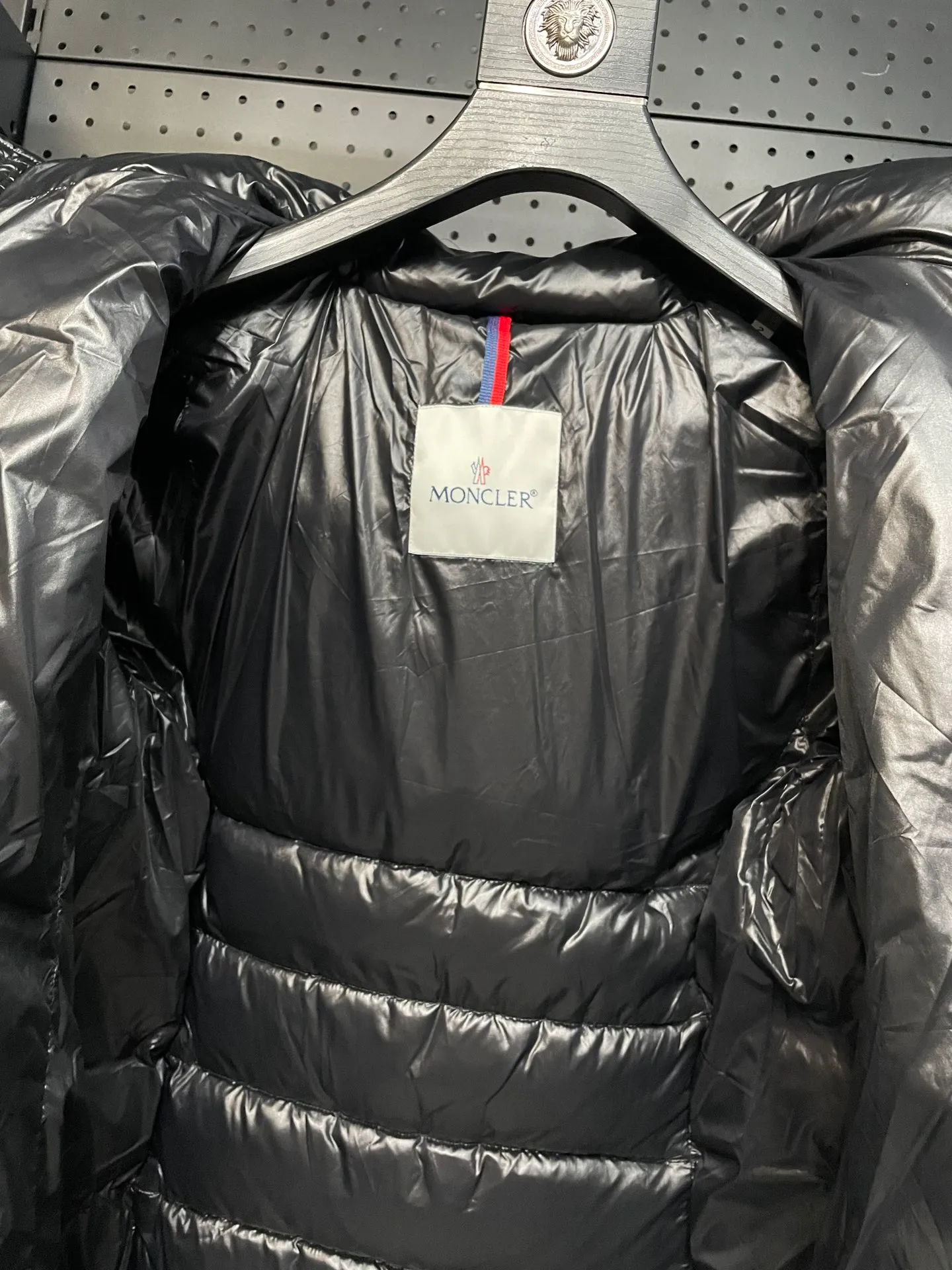 P900 𝗠𝗼𝗻𝗰𝗹𝗲𝗿 𝗠𝗼𝗸𝗮/Moncler long waist down jacket "Yang Mi, Li Bingbing, Shu Qi" same style long down jacket Best-selling style, a style favored by celebrities, with a waist cut and a long style with a hood. It is still popular after so many years. It is basically hard to find it at the counter or through official purchases‼ ️ What attracts you is not only the style, fabric, and tailoring, but also its uniqueness. It is light weight, warm, slightly slim-fitting, produced in the original factory, and there is no doubt about the workmanship‼ ️ 1⃣️The fabric of this piece must be talked about! The customer provides high-end polyester fiber fabric, pearl black technical fabric, velvet-proof, soft, thick and tough, good hand feel, and has certain windproof and waterproof functions. It can be said that this is rarely seen in down jacket fabrics in the past. I believe you will fall in love with it once you get it. 2⃣️ Carefully inspected 90 white goose down filling, the ready-made garment is full and light. 3⃣️Mid-length slim fit, the length is about above and below the knee, hooded design, hairless collar, hood🉑️removable! 4⃣️The front placket adopts a two-way zipper opening and closing, and the hardware is provided by the customer, which is smooth and non-stuck. There are side pockets on the left and right sides for convenient and safe storage. 5⃣️The arms are equipped with classic felt POLO logo pockets, which can be used to store items without looking monotonous.  Size:1-5