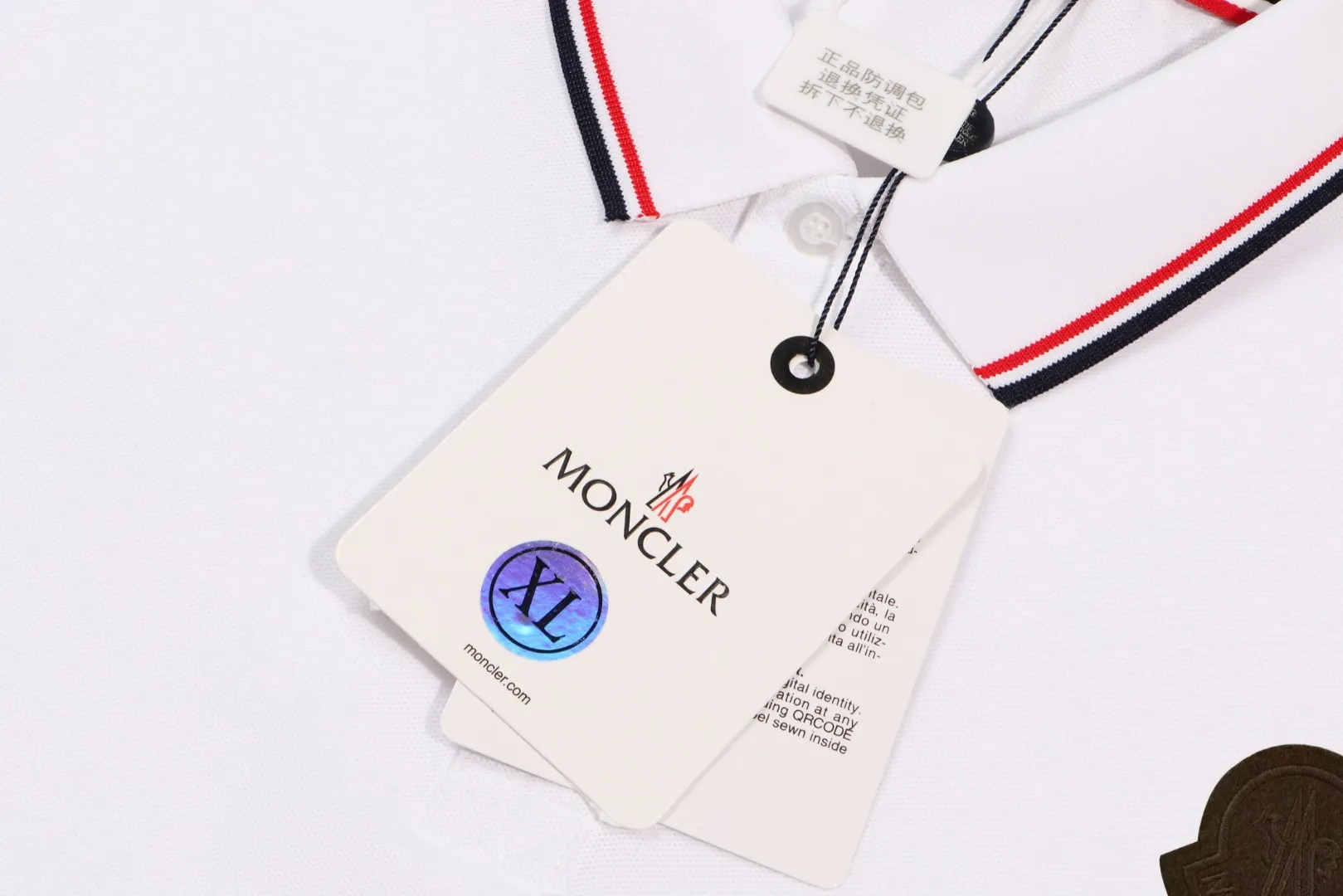 P200 New in stock】𝐌𝐎𝐍𝐂𝐋𝐄𝐑~Mengkou #2024 Early spring new high-quality lapel long-sleeved POLO shirt, counter-customized fabrics with high breathability and comfort, impeccable details, the brand's simple element design concept, reflecting high quality. It feels delicate and soft! It presents a casual cut and the upper body shape is great! The chest is filled with three-dimensional embroidery of the brand LOGO to highlight quality and luxury. Color: black, white Size: M~L~XL~2XL~3XL