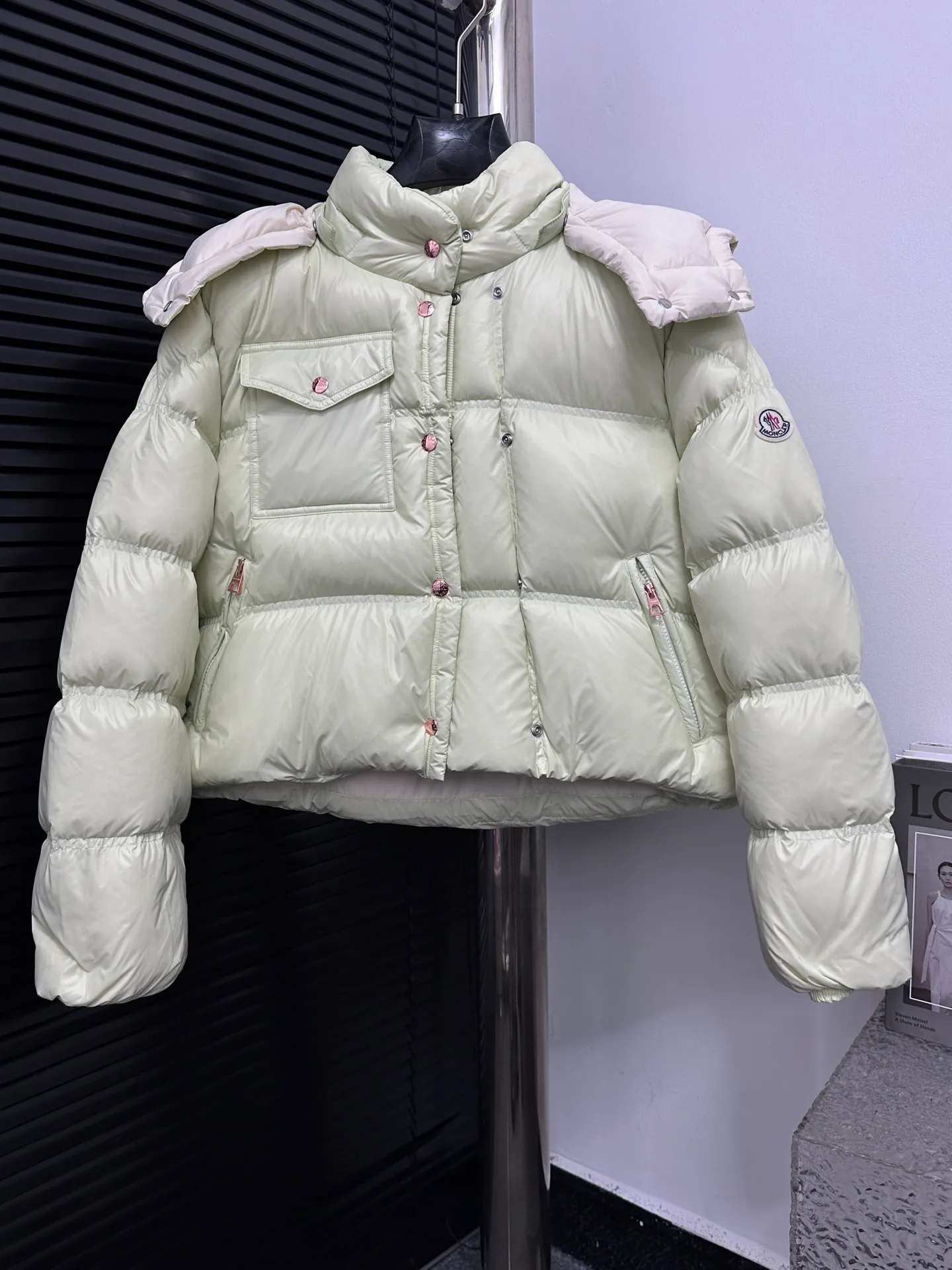 P920 [Moncler] Moncler's new product Erea square quilted hooded short style for women. Erea down cleverly uses shape and texture to show modern style. Short design in functional super laqué nylon with a glossy finish. This hooded insulated piece features a double-snap closure for an asymmetrical shape. The body and sleeves are quilted in varying sizes for a geometric feel. Color: black cream mint green Size: 1 2 3 4