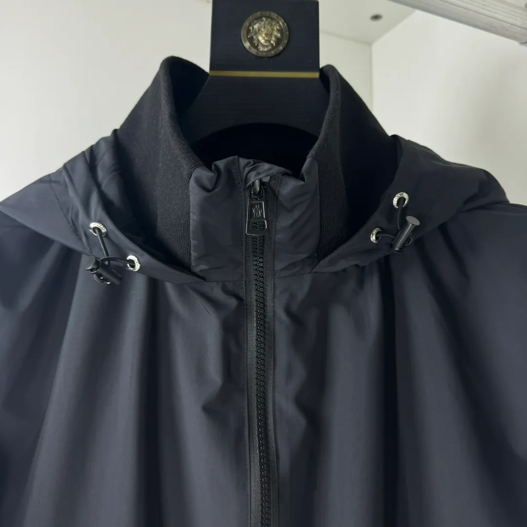 P430, Moncler masked jacket, windbreaker, coat! The upper is soft and comfortable, windproof and rainproof and super lightweight! The arms are printed with the latest brand prints ~ the style is even more fashionable and stylish, the zippers are engraved with logos, and various details highlight the quality! It can be worn as a jacket in spring and autumn, and it is very nice to use in concave shapes! Practical and versatile. Color: black (thin version) Size: M-2XL