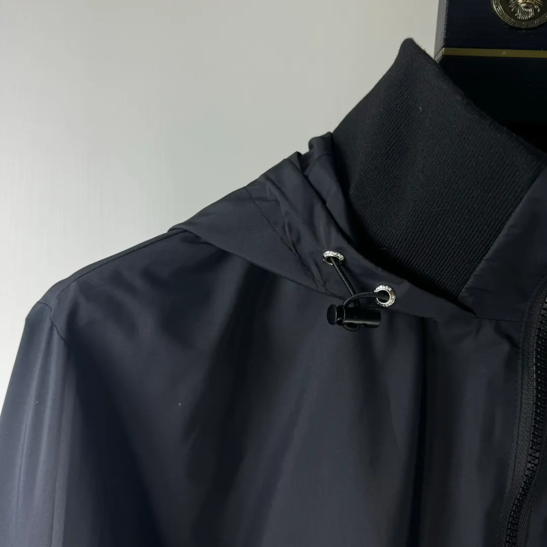 P430, Moncler masked jacket, windbreaker, coat! The upper is soft and comfortable, windproof and rainproof and super lightweight! The arms are printed with the latest brand prints ~ the style is even more fashionable and stylish, the zippers are engraved with logos, and various details highlight the quality! It can be worn as a jacket in spring and autumn, and it is very nice to use in concave shapes! Practical and versatile. Color: black (thin version) Size: M-2XL