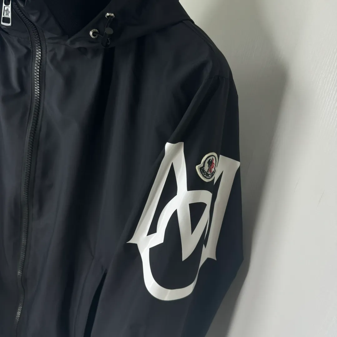 P430, Moncler masked jacket, windbreaker, coat! The upper is soft and comfortable, windproof and rainproof and super lightweight! The arms are printed with the latest brand prints ~ the style is even more fashionable and stylish, the zippers are engraved with logos, and various details highlight the quality! It can be worn as a jacket in spring and autumn, and it is very nice to use in concave shapes! Practical and versatile. Color: black (thin version) Size: M-2XL