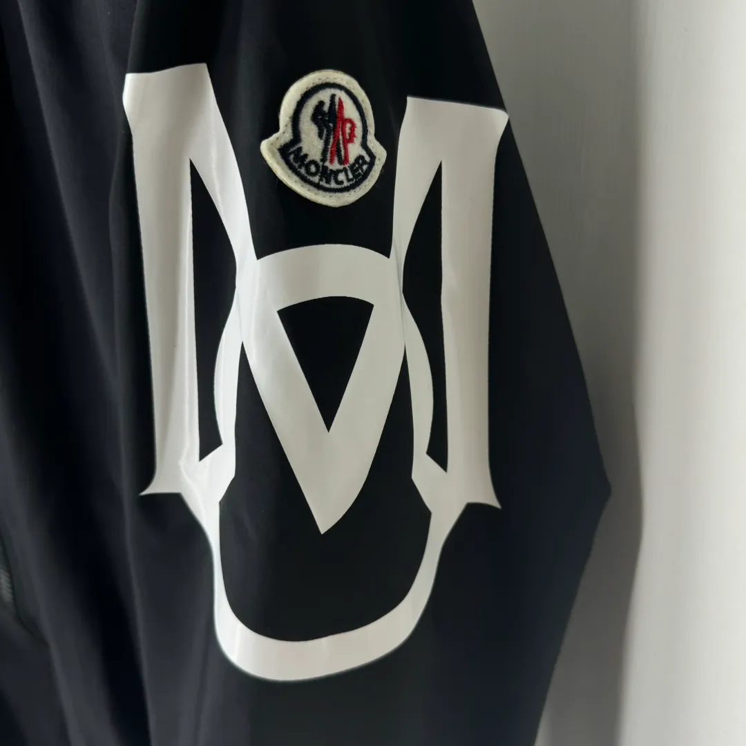 P430, Moncler masked jacket, windbreaker, coat! The upper is soft and comfortable, windproof and rainproof and super lightweight! The arms are printed with the latest brand prints ~ the style is even more fashionable and stylish, the zippers are engraved with logos, and various details highlight the quality! It can be worn as a jacket in spring and autumn, and it is very nice to use in concave shapes! Practical and versatile. Color: black (thin version) Size: M-2XL