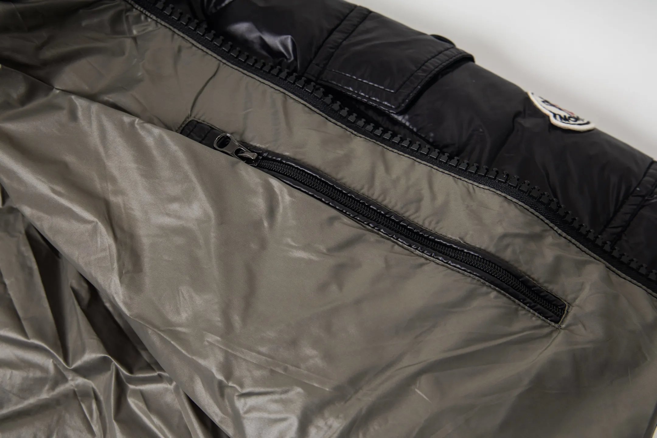 P570 Style number: Y256 Eason Chan's same style Moncler Maya down jacket with bright small label at the mouth - ceiling version, differentiated by currency ①: Support NFC recognition, hold the phone close to the arm with small label at the mouth, pop up the official website directly ②: Washable label has more than 10 pages ③: Black lining is gray, black lining to distinguish currency Moncler Maya classic bright small label down jacket The perfect combination of pockets on the cuffs and small labels. Wear it on the body. Versatility and slimming. Removable hat. Can be worn twice. Both are classic. - Customized fabrics are consistent with the original version. Lacquered glossy fabric. Windproof and waterproof. Consistent with the original version. Differentiated from the market. Black lining - Filled with 90 white duck down. Filled with up to 400g+. Excellent thermal insulation effect. Must-have for freezing. Customized original accessories. Complete with three standards. Open mold to customize logo buttons. Full of style. Color: Picture color Size: 1-5