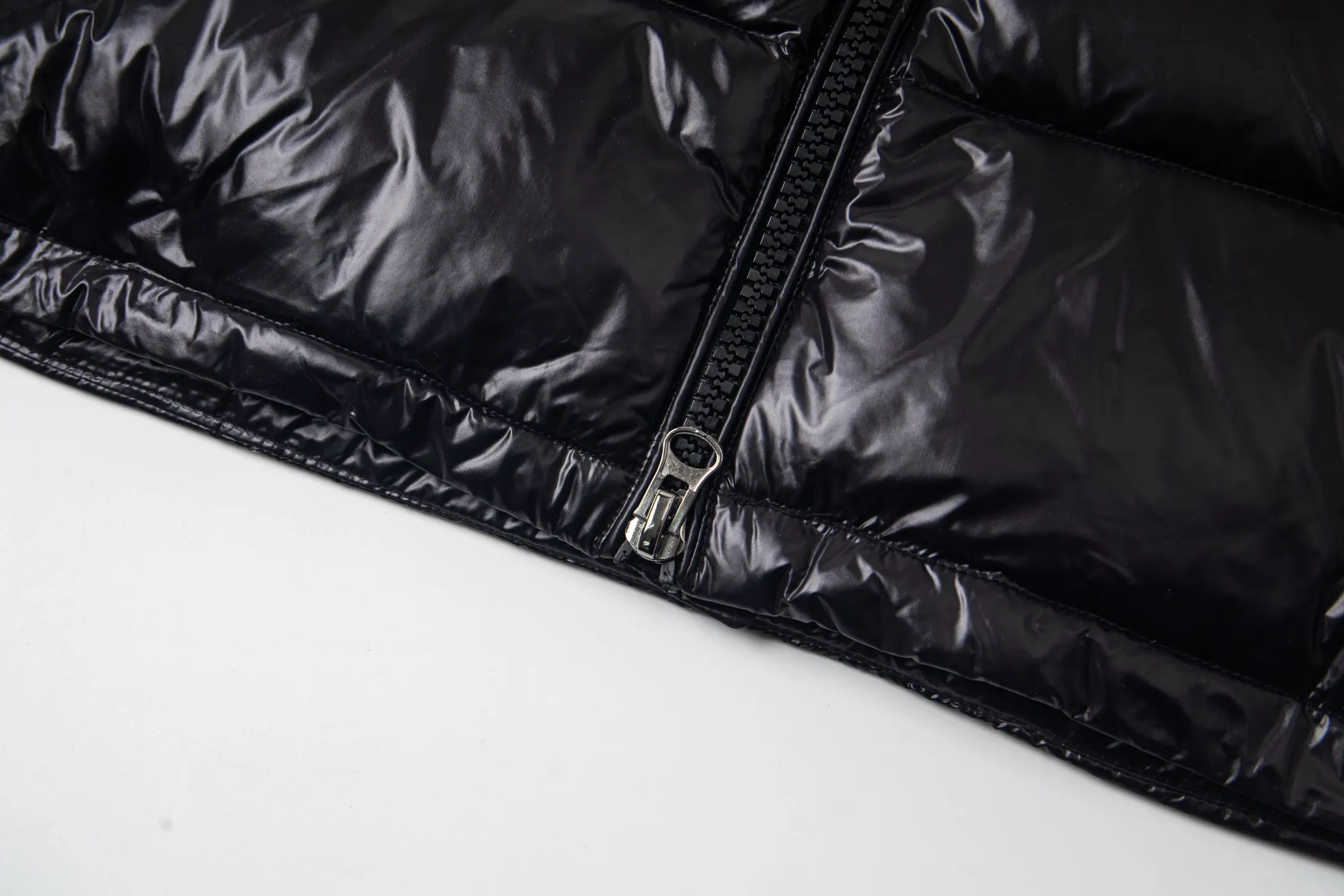 P570 Style number: Y256 Eason Chan's same style Moncler Maya down jacket with bright small label at the mouth - ceiling version, differentiated by currency ①: Support NFC recognition, hold the phone close to the arm with small label at the mouth, pop up the official website directly ②: Washable label has more than 10 pages ③: Black lining is gray, black lining to distinguish currency Moncler Maya classic bright small label down jacket The perfect combination of pockets on the cuffs and small labels. Wear it on the body. Versatility and slimming. Removable hat. Can be worn twice. Both are classic. - Customized fabrics are consistent with the original version. Lacquered glossy fabric. Windproof and waterproof. Consistent with the original version. Differentiated from the market. Black lining - Filled with 90 white duck down. Filled with up to 400g+. Excellent thermal insulation effect. Must-have for freezing. Customized original accessories. Complete with three standards. Open mold to customize logo buttons. Full of style. Color: Picture color Size: 1-5
