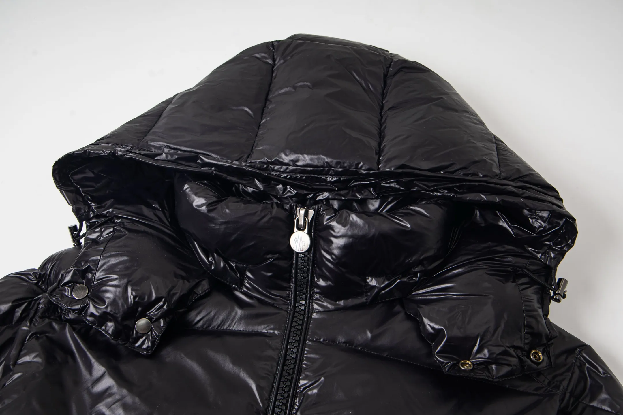 P570 Style number: Y256 Eason Chan's same style Moncler Maya down jacket with bright small label at the mouth - ceiling version, differentiated by currency ①: Support NFC recognition, hold the phone close to the arm with small label at the mouth, pop up the official website directly ②: Washable label has more than 10 pages ③: Black lining is gray, black lining to distinguish currency Moncler Maya classic bright small label down jacket The perfect combination of pockets on the cuffs and small labels. Wear it on the body. Versatility and slimming. Removable hat. Can be worn twice. Both are classic. - Customized fabrics are consistent with the original version. Lacquered glossy fabric. Windproof and waterproof. Consistent with the original version. Differentiated from the market. Black lining - Filled with 90 white duck down. Filled with up to 400g+. Excellent thermal insulation effect. Must-have for freezing. Customized original accessories. Complete with three standards. Open mold to customize logo buttons. Full of style. Color: Picture color Size: 1-5