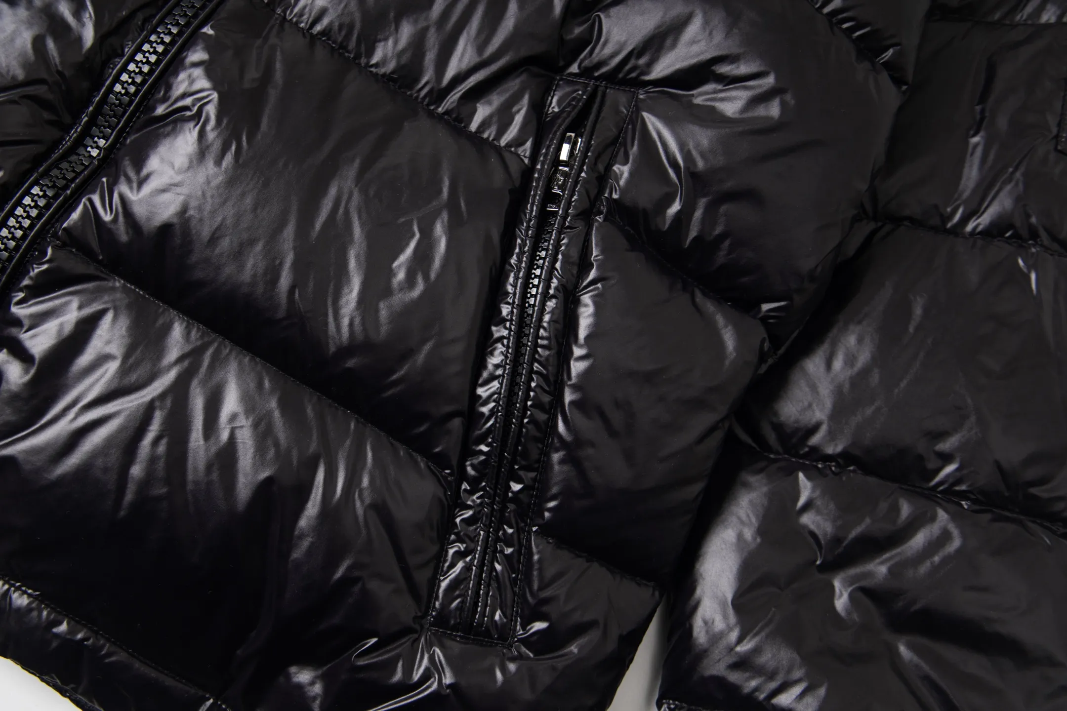 P570 Style number: Y256 Eason Chan's same style Moncler Maya down jacket with bright small label at the mouth - ceiling version, differentiated by currency ①: Support NFC recognition, hold the phone close to the arm with small label at the mouth, pop up the official website directly ②: Washable label has more than 10 pages ③: Black lining is gray, black lining to distinguish currency Moncler Maya classic bright small label down jacket The perfect combination of pockets on the cuffs and small labels. Wear it on the body. Versatility and slimming. Removable hat. Can be worn twice. Both are classic. - Customized fabrics are consistent with the original version. Lacquered glossy fabric. Windproof and waterproof. Consistent with the original version. Differentiated from the market. Black lining - Filled with 90 white duck down. Filled with up to 400g+. Excellent thermal insulation effect. Must-have for freezing. Customized original accessories. Complete with three standards. Open mold to customize logo buttons. Full of style. Color: Picture color Size: 1-5