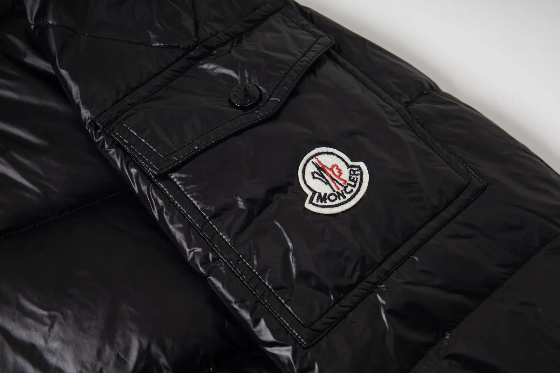 P570 Style number: Y256 Eason Chan's same style Moncler Maya down jacket with bright small label at the mouth - ceiling version, differentiated by currency ①: Support NFC recognition, hold the phone close to the arm with small label at the mouth, pop up the official website directly ②: Washable label has more than 10 pages ③: Black lining is gray, black lining to distinguish currency Moncler Maya classic bright small label down jacket The perfect combination of pockets on the cuffs and small labels. Wear it on the body. Versatility and slimming. Removable hat. Can be worn twice. Both are classic. - Customized fabrics are consistent with the original version. Lacquered glossy fabric. Windproof and waterproof. Consistent with the original version. Differentiated from the market. Black lining - Filled with 90 white duck down. Filled with up to 400g+. Excellent thermal insulation effect. Must-have for freezing. Customized original accessories. Complete with three standards. Open mold to customize logo buttons. Full of style. Color: Picture color Size: 1-5