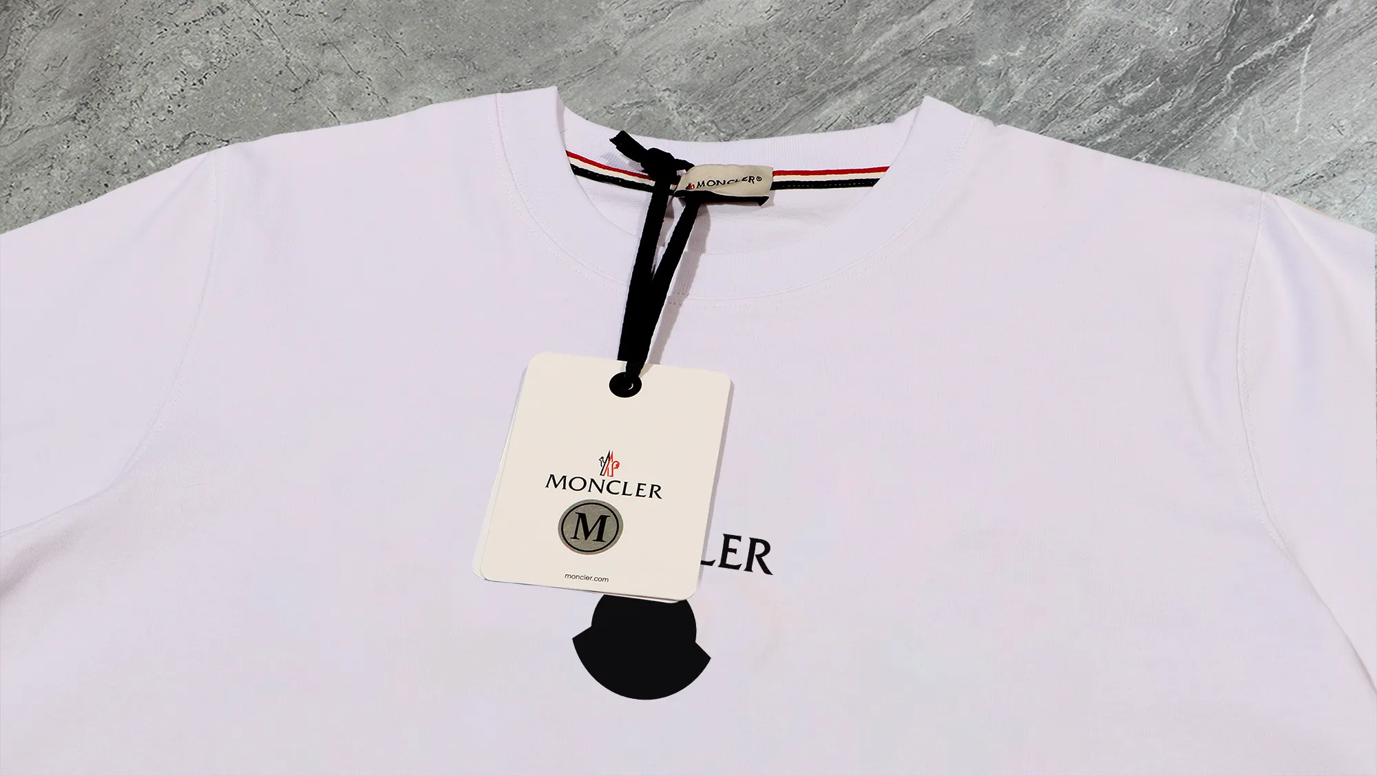 P140 💰Upgraded version "Mobile phone smart sensor ~ NFC chip armband ~ direct access to the official website for anti-counterfeiting" "Moncler ~ Mouth Mouth" 2025 new high-quality round neck short-sleeved T-shirt. The cuffs have imported embroidered labels. Customized dyeing, very comfortable to touch. Super versatile and good-looking short-sleeved. Complete with three labels. Non-market ordinary version. Feel free to compare. Quality is absolutely guaranteed! ‼ First of all, this original fabric is all custom-woven with 32-count double yarn fabric, 250G, and the weight is the same‼ Fine workmanship, double waistcoat method, double waistcoat method, double waistcoat method makes the whole dress more three-dimensional, which is not a craft that ordinary T-shirts can achieve🤪 Size: S-M-L-XL-2XL Color: black, white, apricot, same style for men and women