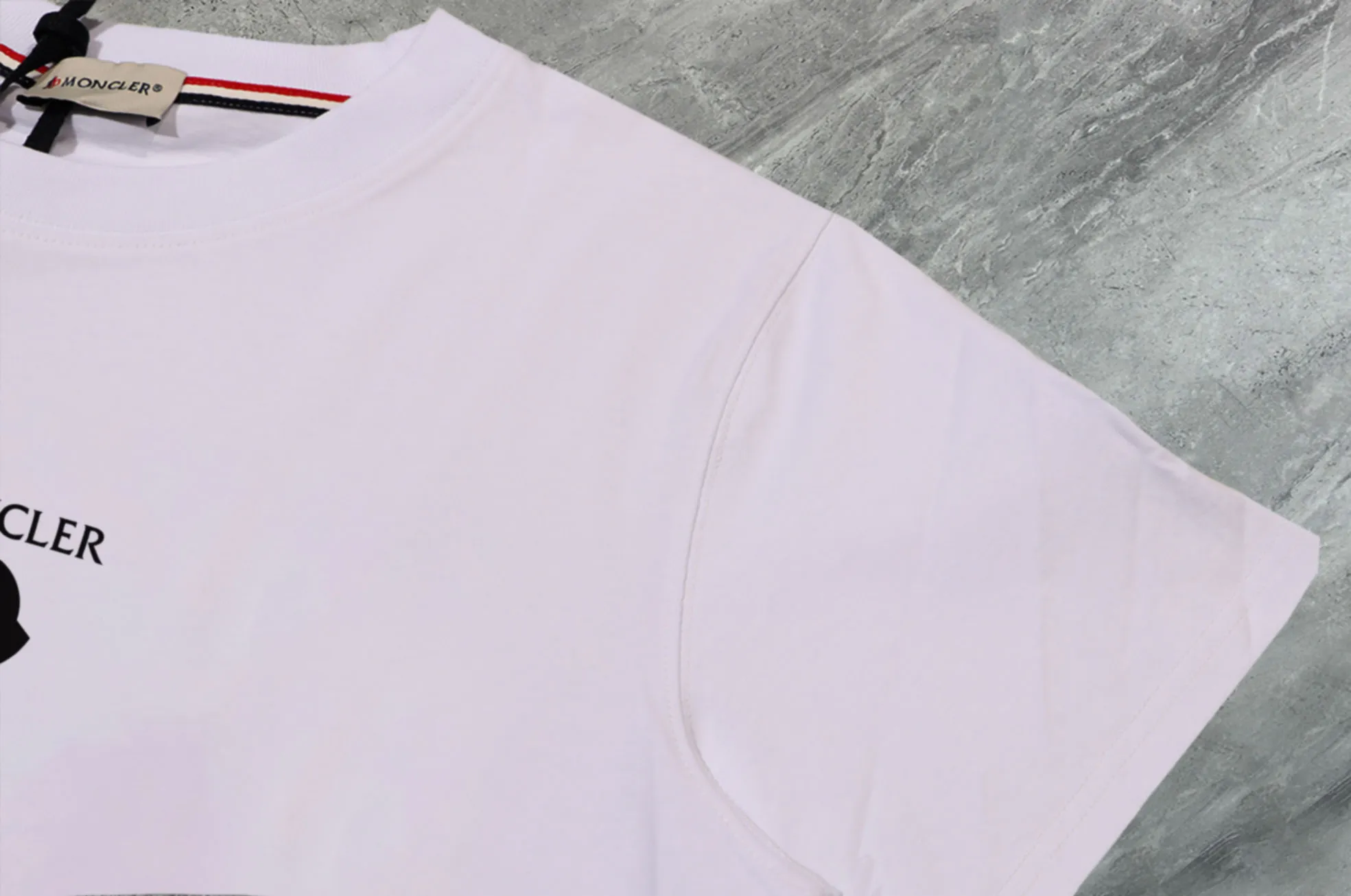 P140 💰Upgraded version "Mobile phone smart sensor ~ NFC chip armband ~ direct access to the official website for anti-counterfeiting" "Moncler ~ Mouth Mouth" 2025 new high-quality round neck short-sleeved T-shirt. The cuffs have imported embroidered labels. Customized dyeing, very comfortable to touch. Super versatile and good-looking short-sleeved. Complete with three labels. Non-market ordinary version. Feel free to compare. Quality is absolutely guaranteed! ‼ First of all, this original fabric is all custom-woven with 32-count double yarn fabric, 250G, and the weight is the same‼ Fine workmanship, double waistcoat method, double waistcoat method, double waistcoat method makes the whole dress more three-dimensional, which is not a craft that ordinary T-shirts can achieve🤪 Size: S-M-L-XL-2XL Color: black, white, apricot, same style for men and women