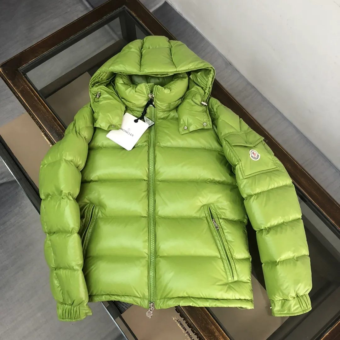 P760 #Moncler/covered mouth #MAYA Maya Eason Chan star's same style, a classic model #Men's and women's style!  Made of nylon with signature rectangular quilting, it is the epitome of Moncler style. A classic short design that transcends seasons and fashions, with a statement silhouette, removable hood and adjustable hem, the armband pocket down jacket is influenced by the iconic outerwear of the 1980s. Maya revisits looks from the Moncler archives with modern style and cutting-edge elements, the result of the brand's expertise in ski equipment. Whether in terms of sport or style, this high-performance and positive-spirited jacket has all the elements that a competitive athlete demands to win. ➖NFC sensor anti-counterfeiting chip ➖Exclusively adopts Taiwan original nylon inner and outer fabrics. ➖Accessory materials and hardware are customized from the original factory to restore genuine quality. Color and size: classic black (black base, gray base 1-6) pink (0-3) white (1-5) gray (1-5) avocado green (1-5) midnight blue (1-6) olive green (1-6)