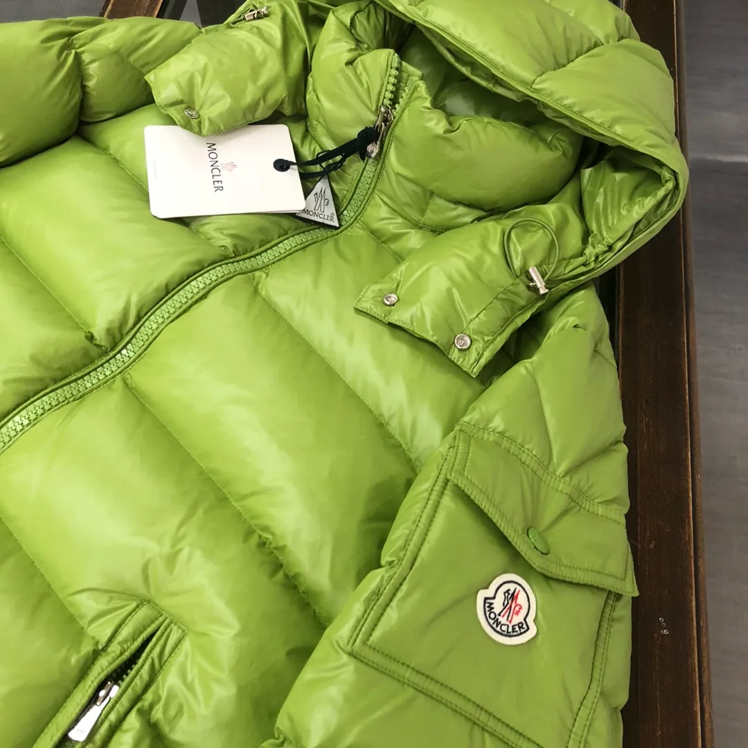P760 #Moncler/covered mouth #MAYA Maya Eason Chan star's same style, a classic model #Men's and women's style!  Made of nylon with signature rectangular quilting, it is the epitome of Moncler style. A classic short design that transcends seasons and fashions, with a statement silhouette, removable hood and adjustable hem, the armband pocket down jacket is influenced by the iconic outerwear of the 1980s. Maya revisits looks from the Moncler archives with modern style and cutting-edge elements, the result of the brand's expertise in ski equipment. Whether in terms of sport or style, this high-performance and positive-spirited jacket has all the elements that a competitive athlete demands to win. ➖NFC sensor anti-counterfeiting chip ➖Exclusively adopts Taiwan original nylon inner and outer fabrics. ➖Accessory materials and hardware are customized from the original factory to restore genuine quality. Color and size: classic black (black base, gray base 1-6) pink (0-3) white (1-5) gray (1-5) avocado green (1-5) midnight blue (1-6) olive green (1-6)
