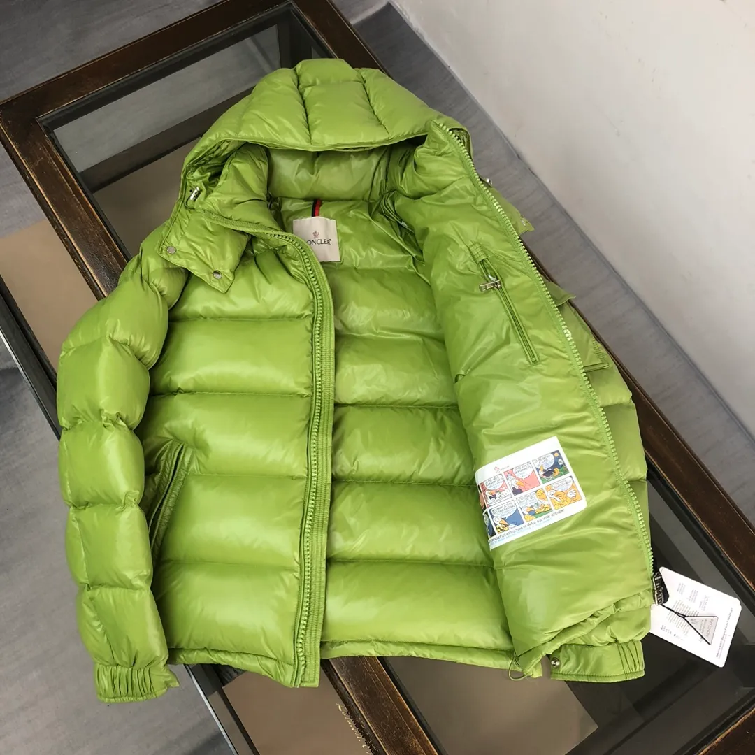 P760 #Moncler/covered mouth #MAYA Maya Eason Chan star's same style, a classic model #Men's and women's style!  Made of nylon with signature rectangular quilting, it is the epitome of Moncler style. A classic short design that transcends seasons and fashions, with a statement silhouette, removable hood and adjustable hem, the armband pocket down jacket is influenced by the iconic outerwear of the 1980s. Maya revisits looks from the Moncler archives with modern style and cutting-edge elements, the result of the brand's expertise in ski equipment. Whether in terms of sport or style, this high-performance and positive-spirited jacket has all the elements that a competitive athlete demands to win. ➖NFC sensor anti-counterfeiting chip ➖Exclusively adopts Taiwan original nylon inner and outer fabrics. ➖Accessory materials and hardware are customized from the original factory to restore genuine quality. Color and size: classic black (black base, gray base 1-6) pink (0-3) white (1-5) gray (1-5) avocado green (1-5) midnight blue (1-6) olive green (1-6)