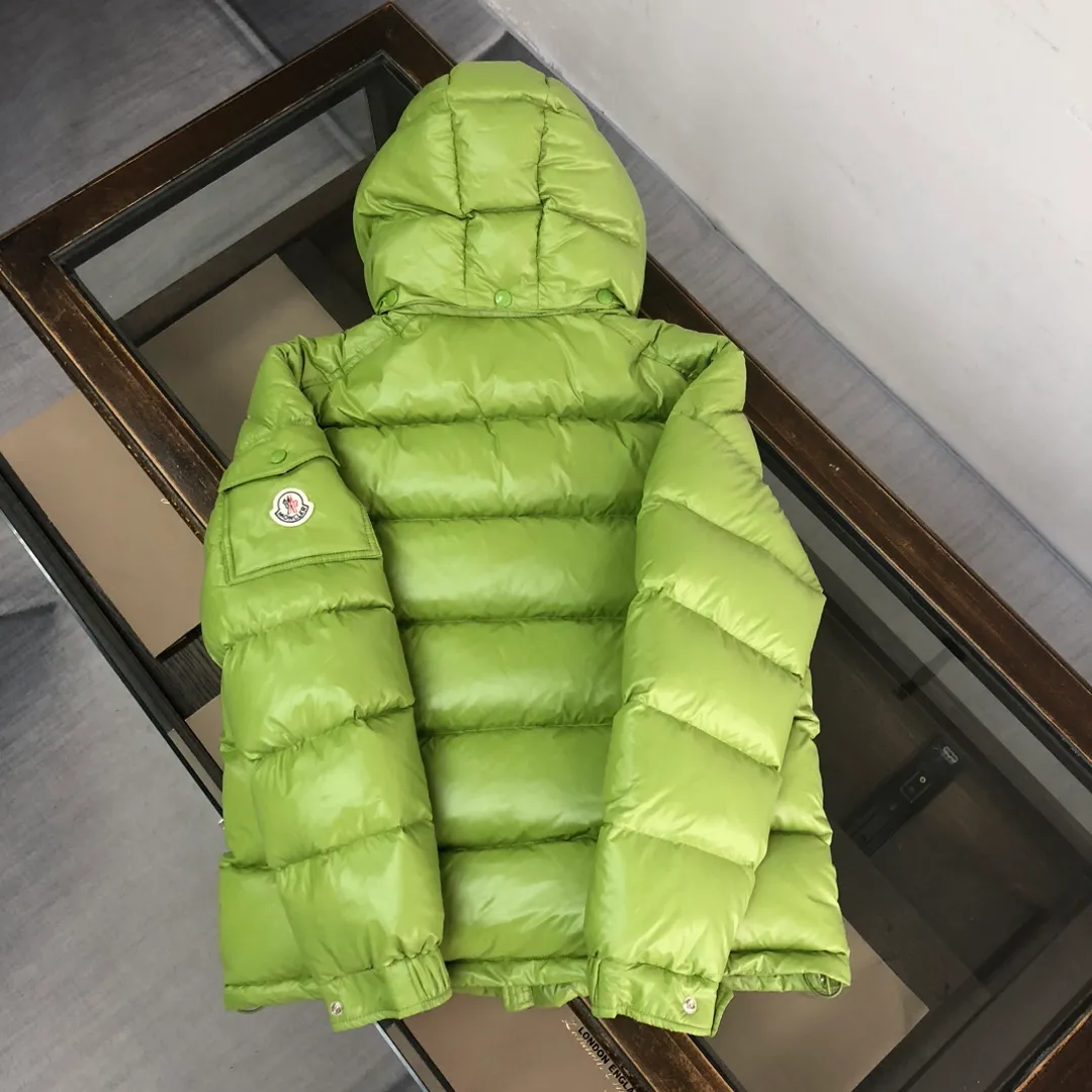 P760 #Moncler/covered mouth #MAYA Maya Eason Chan star's same style, a classic model #Men's and women's style!  Made of nylon with signature rectangular quilting, it is the epitome of Moncler style. A classic short design that transcends seasons and fashions, with a statement silhouette, removable hood and adjustable hem, the armband pocket down jacket is influenced by the iconic outerwear of the 1980s. Maya revisits looks from the Moncler archives with modern style and cutting-edge elements, the result of the brand's expertise in ski equipment. Whether in terms of sport or style, this high-performance and positive-spirited jacket has all the elements that a competitive athlete demands to win. ➖NFC sensor anti-counterfeiting chip ➖Exclusively adopts Taiwan original nylon inner and outer fabrics. ➖Accessory materials and hardware are customized from the original factory to restore genuine quality. Color and size: classic black (black base, gray base 1-6) pink (0-3) white (1-5) gray (1-5) avocado green (1-5) midnight blue (1-6) olive green (1-6)