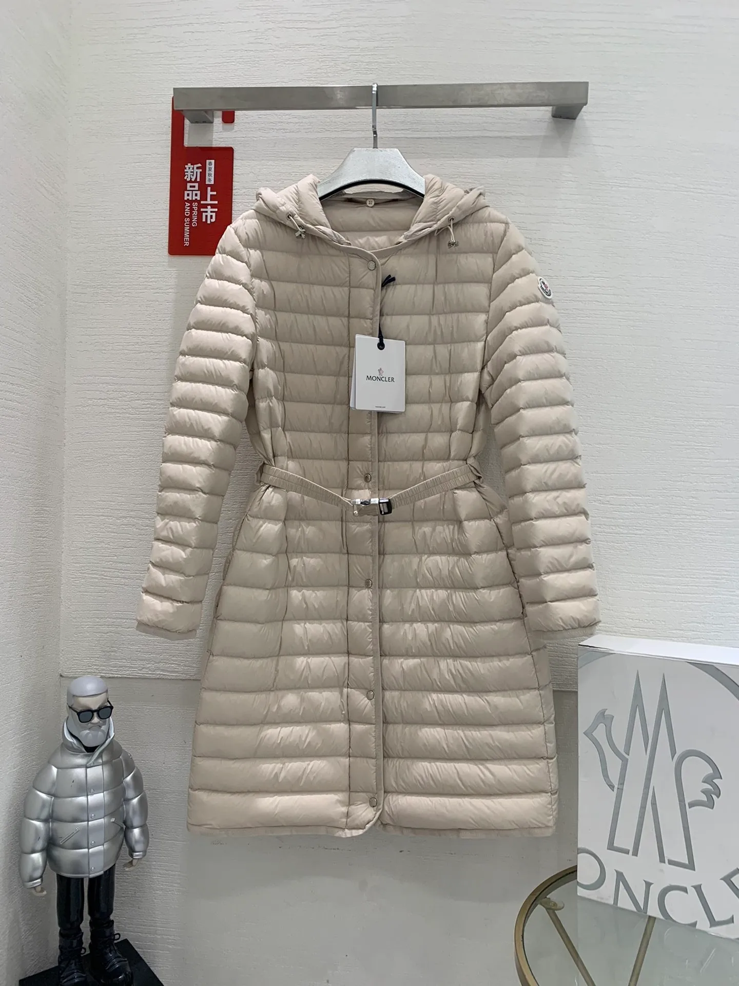 P840 Moncler recently launched OREDONNE women's mid-length slim belted goose down jacket. ✨Complete three labels, synchronized with counters ✨90% goose down filling ✨Slim-fitting waistband design, not picky. Milanese brand Moncler is a benchmark brand in the ski wear industry, and it knows the secret of keeping warm in cold weather. If you want proof, just wear an oredon parka jacket. Made from durable shell and filled with down for added warmth, the silhouette features a quilted and drawstring hood and an elasticated hem for extra protection on chilly days.  Moncler shell down jacket 100% polyamide; filling 90% down, 10% feather; lining 100% polyamide Concealed zip fastening at front Regular fit, drawstring hood, long sleeves, elasticated sleeves and hem, brand badge on sleeves, two front straight pockets with snap buttons, waistband with elasticated waistband, quilted pattern, branded silver Sizes: 0-3