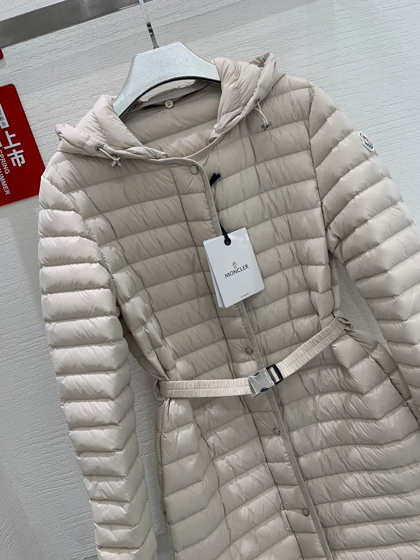 P840 Moncler recently launched OREDONNE women's mid-length slim belted goose down jacket. ✨Complete three labels, synchronized with counters ✨90% goose down filling ✨Slim-fitting waistband design, not picky. Milanese brand Moncler is a benchmark brand in the ski wear industry, and it knows the secret of keeping warm in cold weather. If you want proof, just wear an oredon parka jacket. Made from durable shell and filled with down for added warmth, the silhouette features a quilted and drawstring hood and an elasticated hem for extra protection on chilly days.  Moncler shell down jacket 100% polyamide; filling 90% down, 10% feather; lining 100% polyamide Concealed zip fastening at front Regular fit, drawstring hood, long sleeves, elasticated sleeves and hem, brand badge on sleeves, two front straight pockets with snap buttons, waistband with elasticated waistband, quilted pattern, branded silver Sizes: 0-3