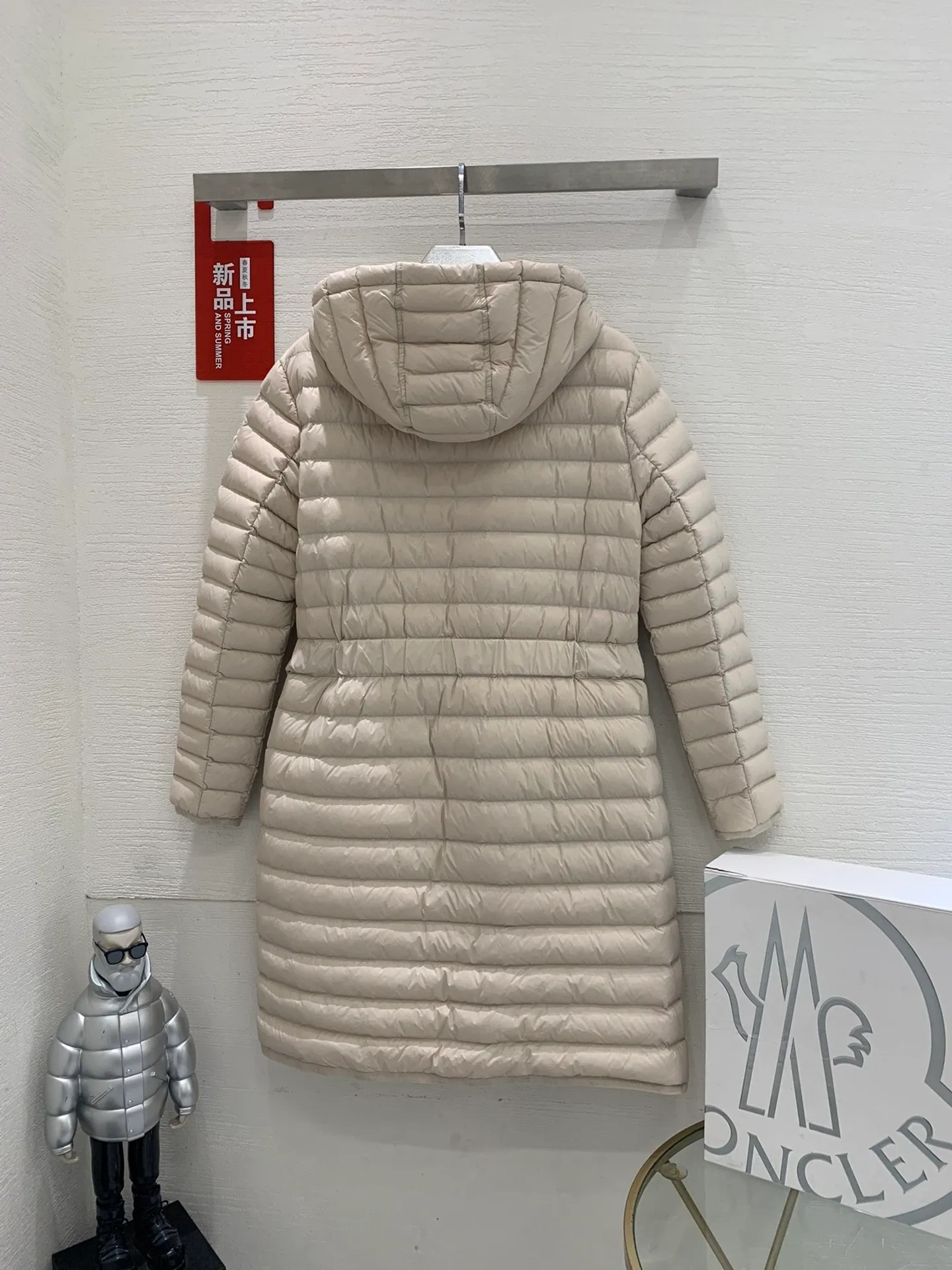 P840 Moncler recently launched OREDONNE women's mid-length slim belted goose down jacket. ✨Complete three labels, synchronized with counters ✨90% goose down filling ✨Slim-fitting waistband design, not picky. Milanese brand Moncler is a benchmark brand in the ski wear industry, and it knows the secret of keeping warm in cold weather. If you want proof, just wear an oredon parka jacket. Made from durable shell and filled with down for added warmth, the silhouette features a quilted and drawstring hood and an elasticated hem for extra protection on chilly days.  Moncler shell down jacket 100% polyamide; filling 90% down, 10% feather; lining 100% polyamide Concealed zip fastening at front Regular fit, drawstring hood, long sleeves, elasticated sleeves and hem, brand badge on sleeves, two front straight pockets with snap buttons, waistband with elasticated waistband, quilted pattern, branded silver Sizes: 0-3