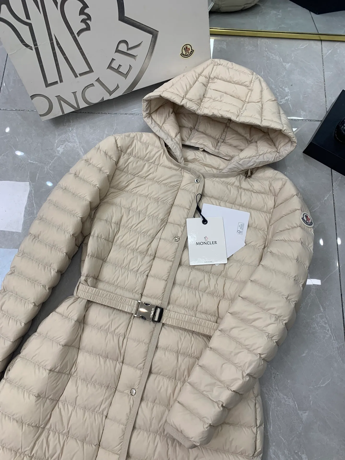 P840 Moncler recently launched OREDONNE women's mid-length slim belted goose down jacket. ✨Complete three labels, synchronized with counters ✨90% goose down filling ✨Slim-fitting waistband design, not picky. Milanese brand Moncler is a benchmark brand in the ski wear industry, and it knows the secret of keeping warm in cold weather. If you want proof, just wear an oredon parka jacket. Made from durable shell and filled with down for added warmth, the silhouette features a quilted and drawstring hood and an elasticated hem for extra protection on chilly days.  Moncler shell down jacket 100% polyamide; filling 90% down, 10% feather; lining 100% polyamide Concealed zip fastening at front Regular fit, drawstring hood, long sleeves, elasticated sleeves and hem, brand badge on sleeves, two front straight pockets with snap buttons, waistband with elasticated waistband, quilted pattern, branded silver Sizes: 0-3