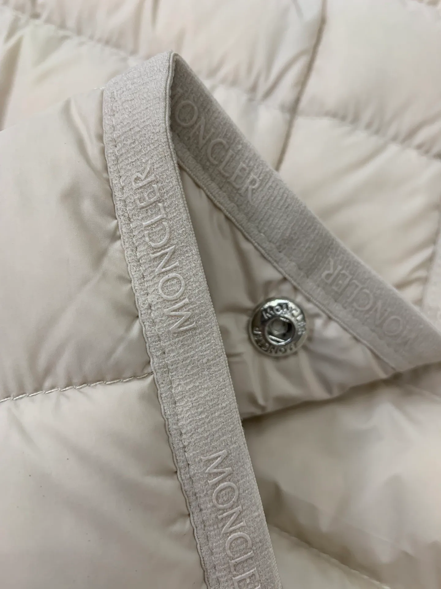 P840 Moncler recently launched OREDONNE women's mid-length slim belted goose down jacket. ✨Complete three labels, synchronized with counters ✨90% goose down filling ✨Slim-fitting waistband design, not picky. Milanese brand Moncler is a benchmark brand in the ski wear industry, and it knows the secret of keeping warm in cold weather. If you want proof, just wear an oredon parka jacket. Made from durable shell and filled with down for added warmth, the silhouette features a quilted and drawstring hood and an elasticated hem for extra protection on chilly days.  Moncler shell down jacket 100% polyamide; filling 90% down, 10% feather; lining 100% polyamide Concealed zip fastening at front Regular fit, drawstring hood, long sleeves, elasticated sleeves and hem, brand badge on sleeves, two front straight pockets with snap buttons, waistband with elasticated waistband, quilted pattern, branded silver Sizes: 0-3