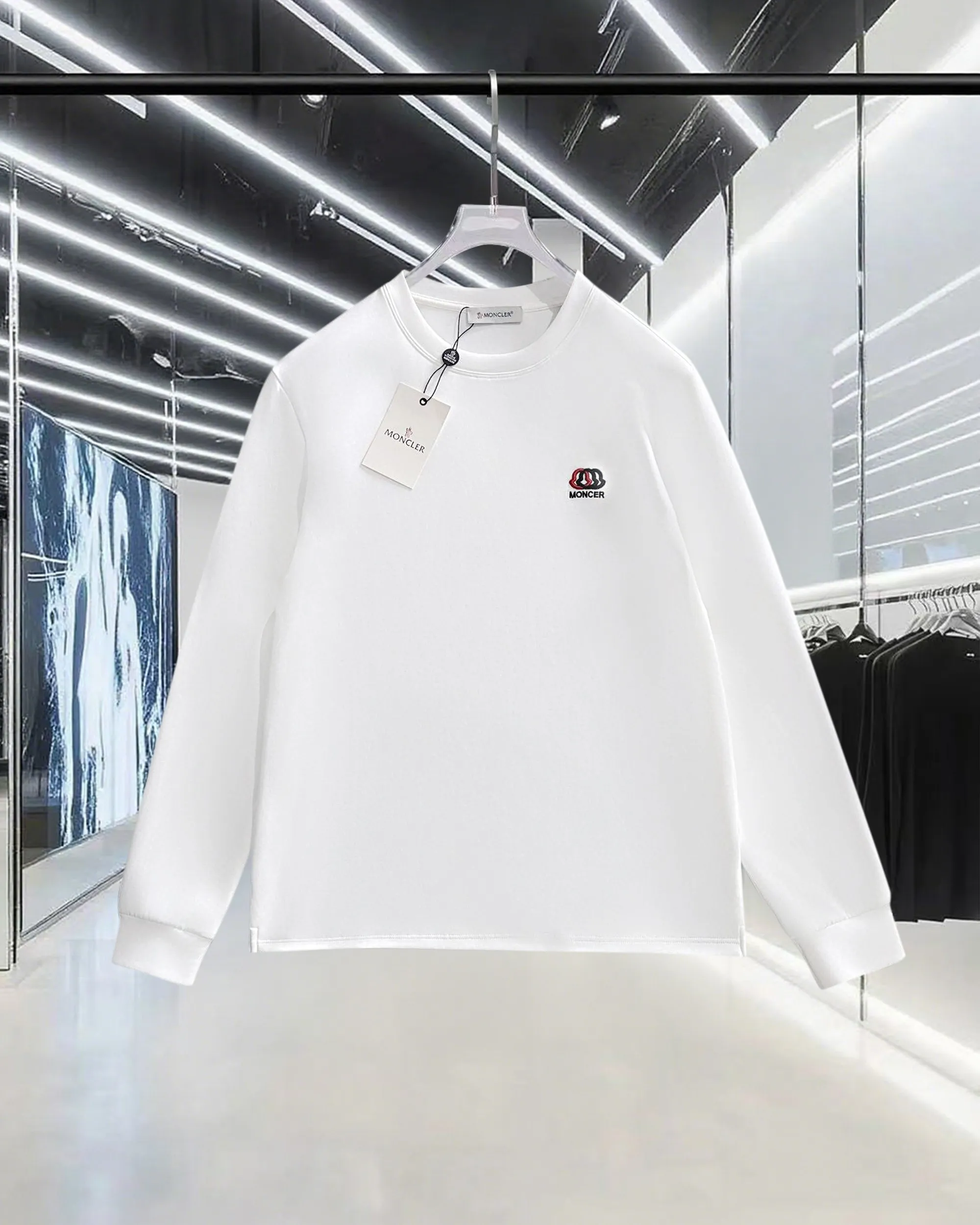P220 MONCLER/muzzle 2025Fw new autumn and winter style small color-blocked embroidered logo letters on the chest, same style for men and women, simple pullover round neck long-sleeved T-shirt, technology: imported Behringer embroidery machine embroidery technology, brand classic, long-staple cotton fabric, official synchronization, high version, high quality, fashionable personality, versatile trend, pure original quality, original fabric, hang tag, collar label, washed wheat, three complete labels, color: black. white. Size: M-3XL