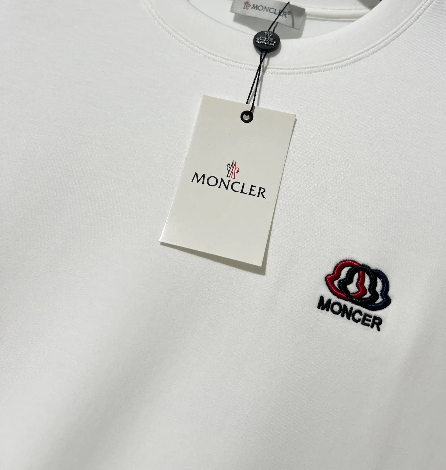 P220 MONCLER/muzzle 2025Fw new autumn and winter style small color-blocked embroidered logo letters on the chest, same style for men and women, simple pullover round neck long-sleeved T-shirt, technology: imported Behringer embroidery machine embroidery technology, brand classic, long-staple cotton fabric, official synchronization, high version, high quality, fashionable personality, versatile trend, pure original quality, original fabric, hang tag, collar label, washed wheat, three complete labels, color: black. white. Size: M-3XL