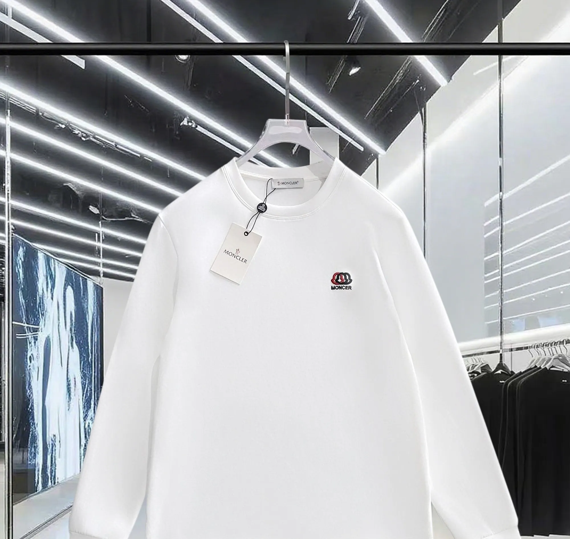 P220 MONCLER/muzzle 2025Fw new autumn and winter style small color-blocked embroidered logo letters on the chest, same style for men and women, simple pullover round neck long-sleeved T-shirt, technology: imported Behringer embroidery machine embroidery technology, brand classic, long-staple cotton fabric, official synchronization, high version, high quality, fashionable personality, versatile trend, pure original quality, original fabric, hang tag, collar label, washed wheat, three complete labels, color: black. white. Size: M-3XL
